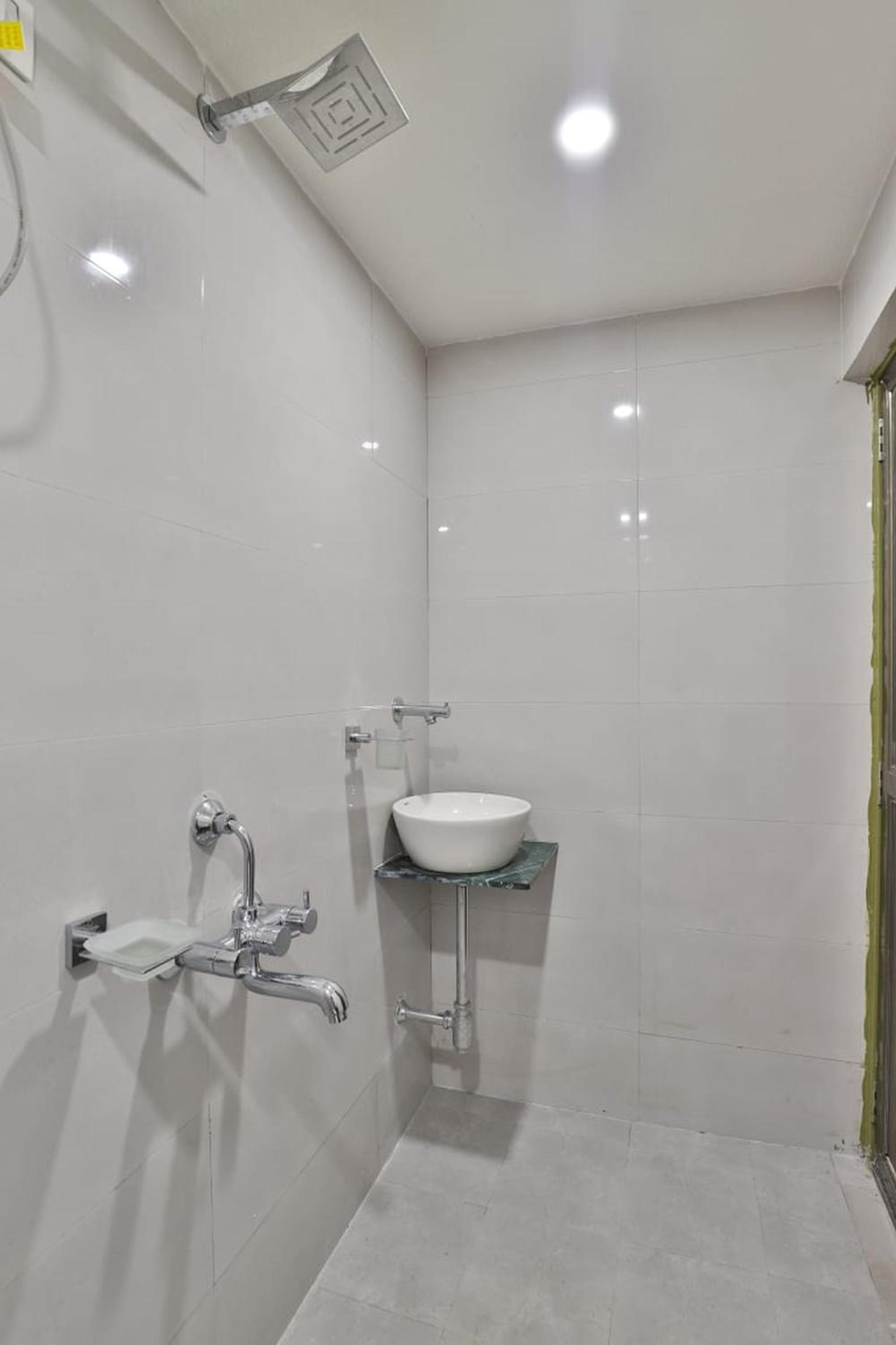 Deluxe Double Room (2 Adults + 1 Child) - Photo 5