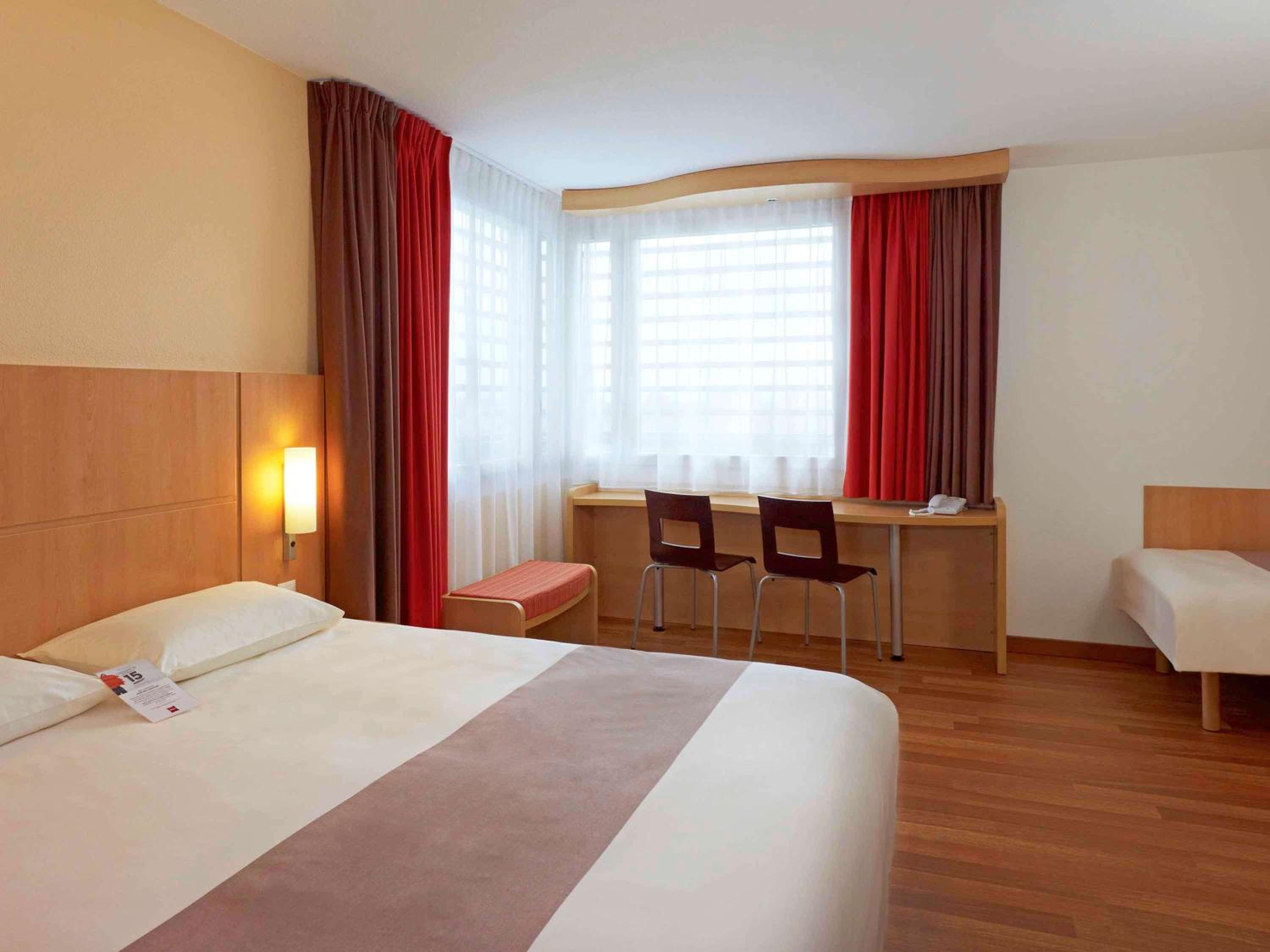 Standard Family Room with One Double Bed and One Single Bed photo 2