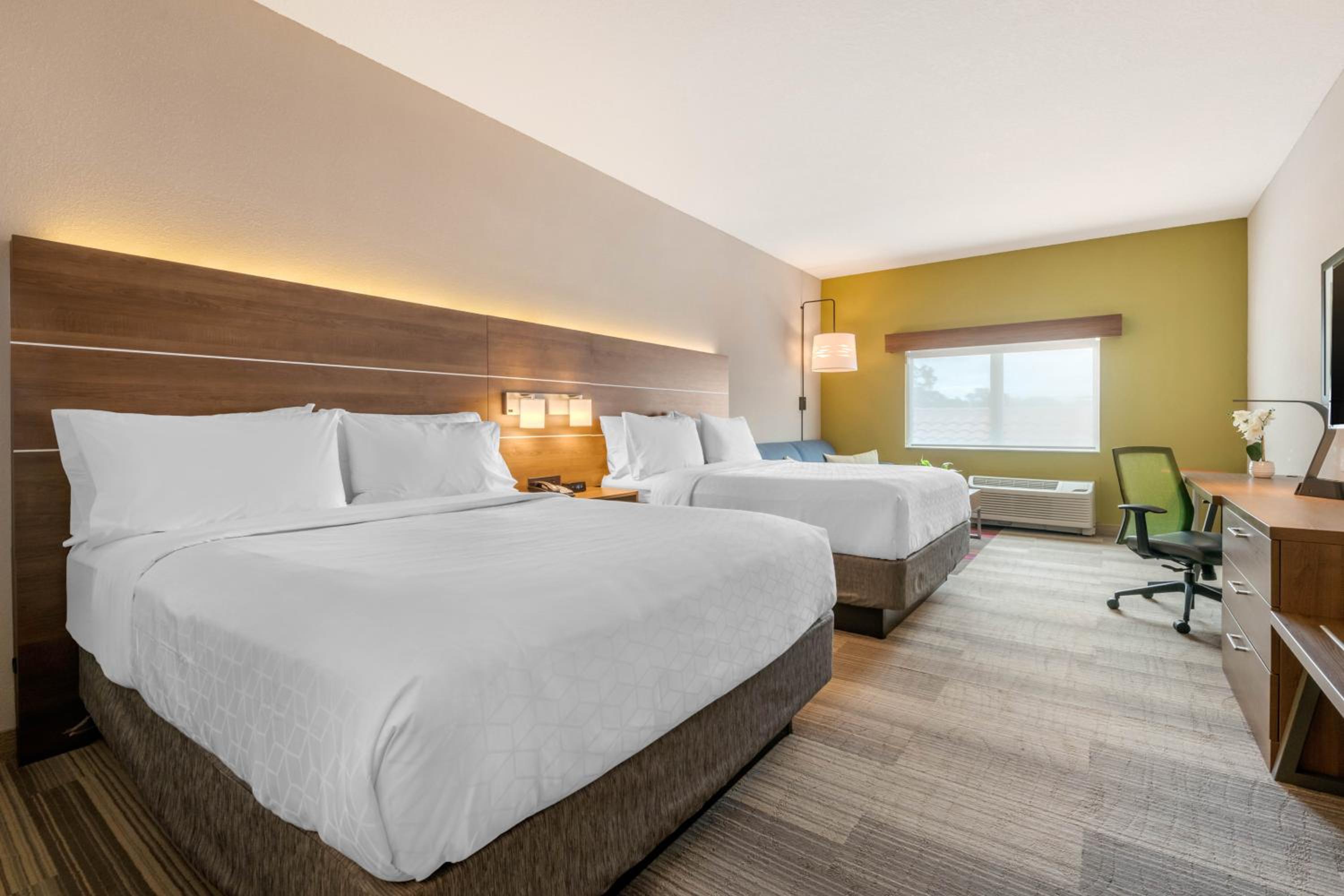 Suite with Two Queen Beds - Photo 12