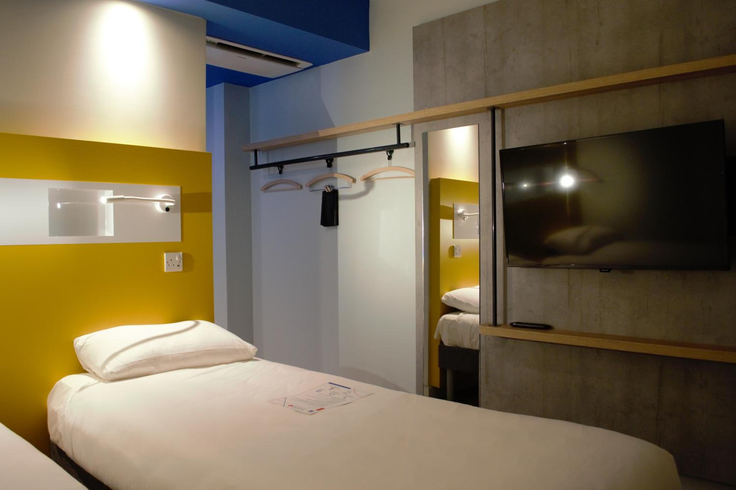 Standard Twin Room - Photo 5