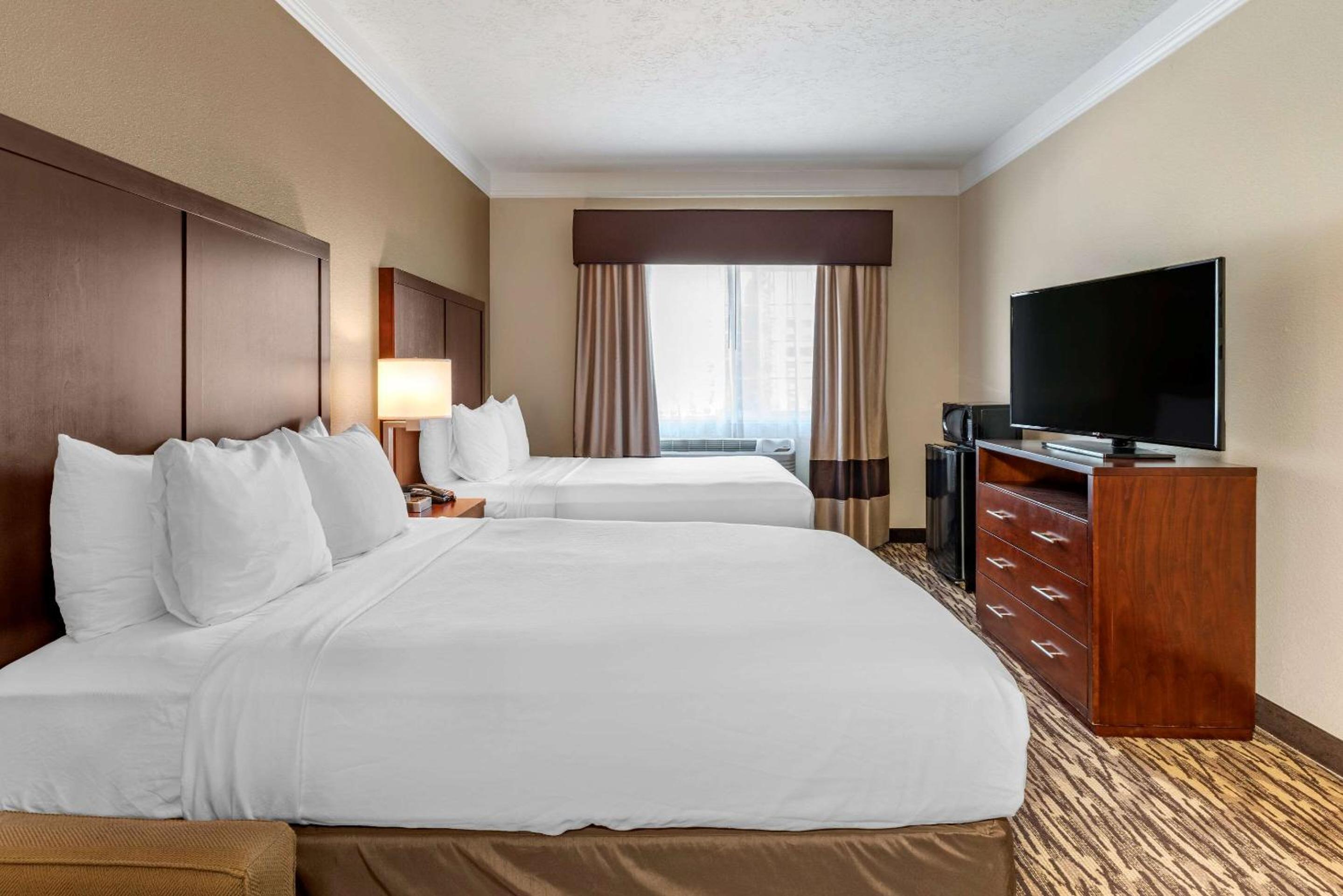 Queen Room with Two Queen Beds - Accessible/Non-Smoking - Photo 4