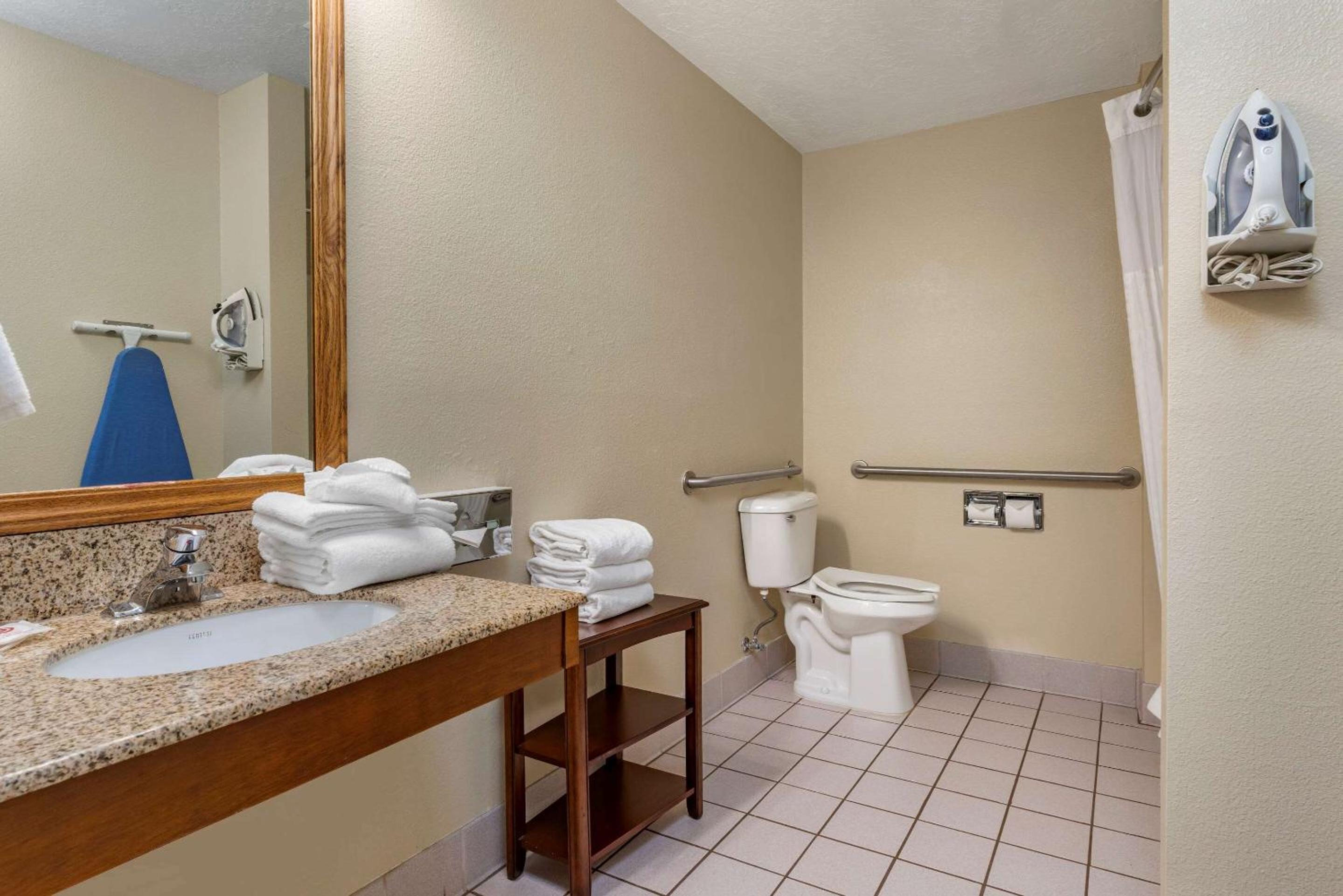 Queen Room with Two Queen Beds - Accessible/Non-Smoking - Photo 3
