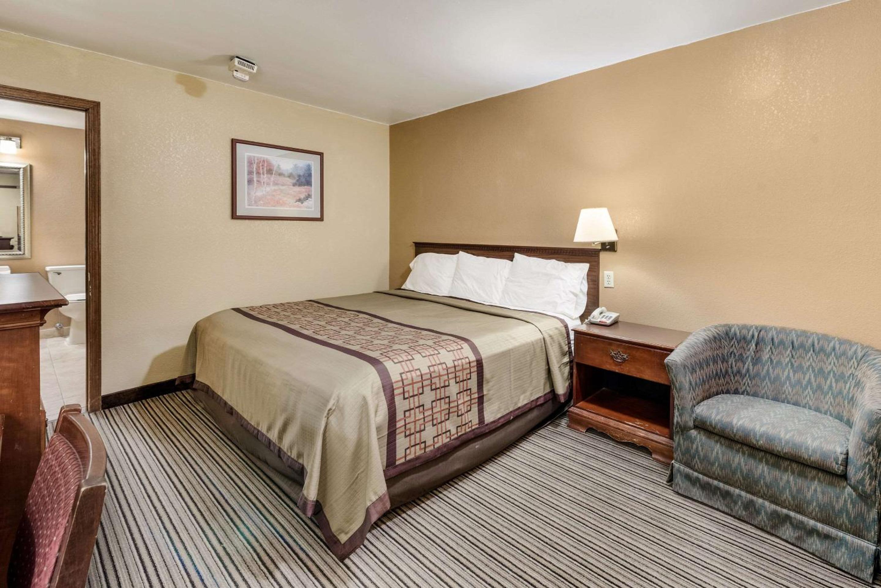 Standard King Room - Non-Smoking  - Photo 1