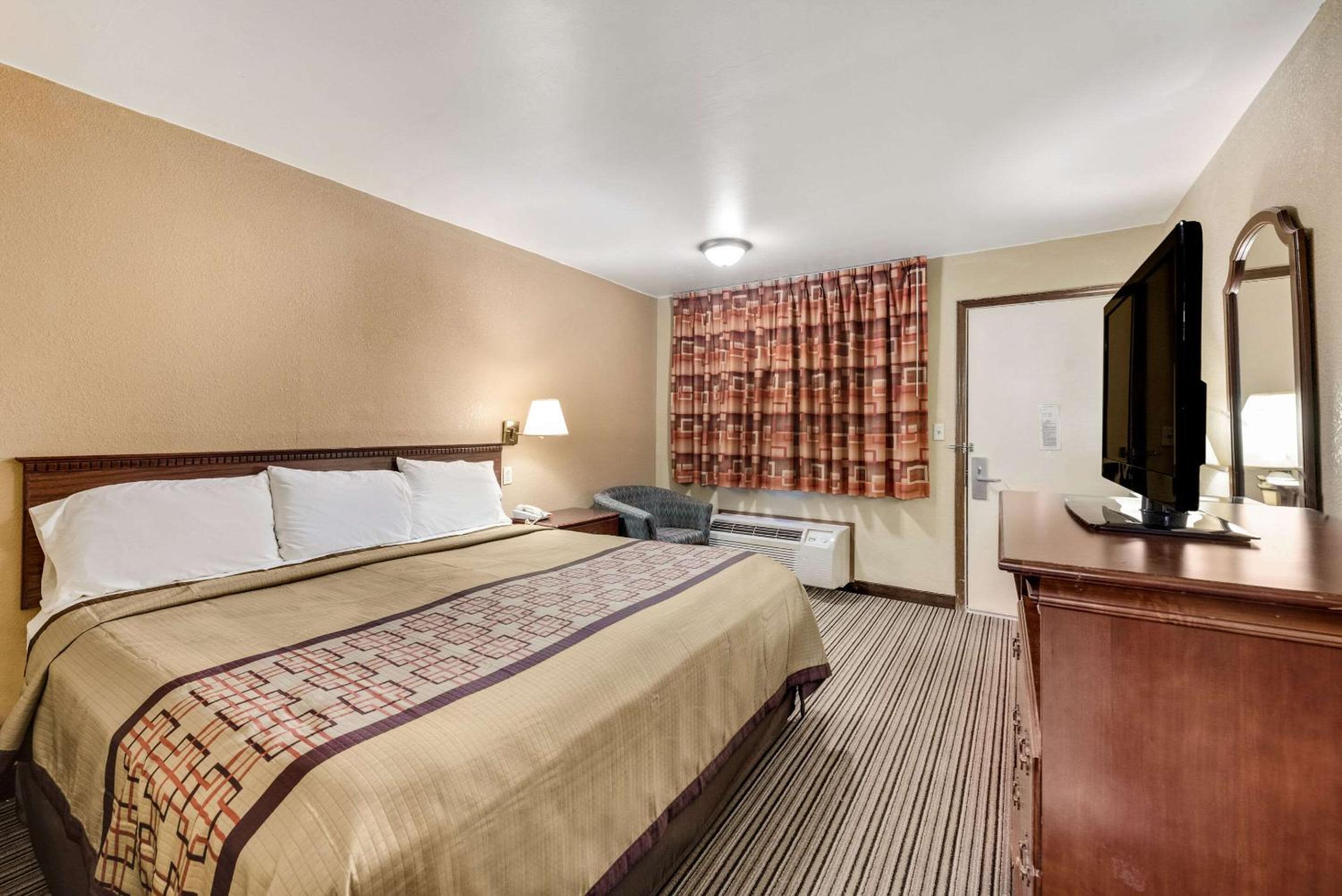 Standard King Room - Non-Smoking  - Photo 2