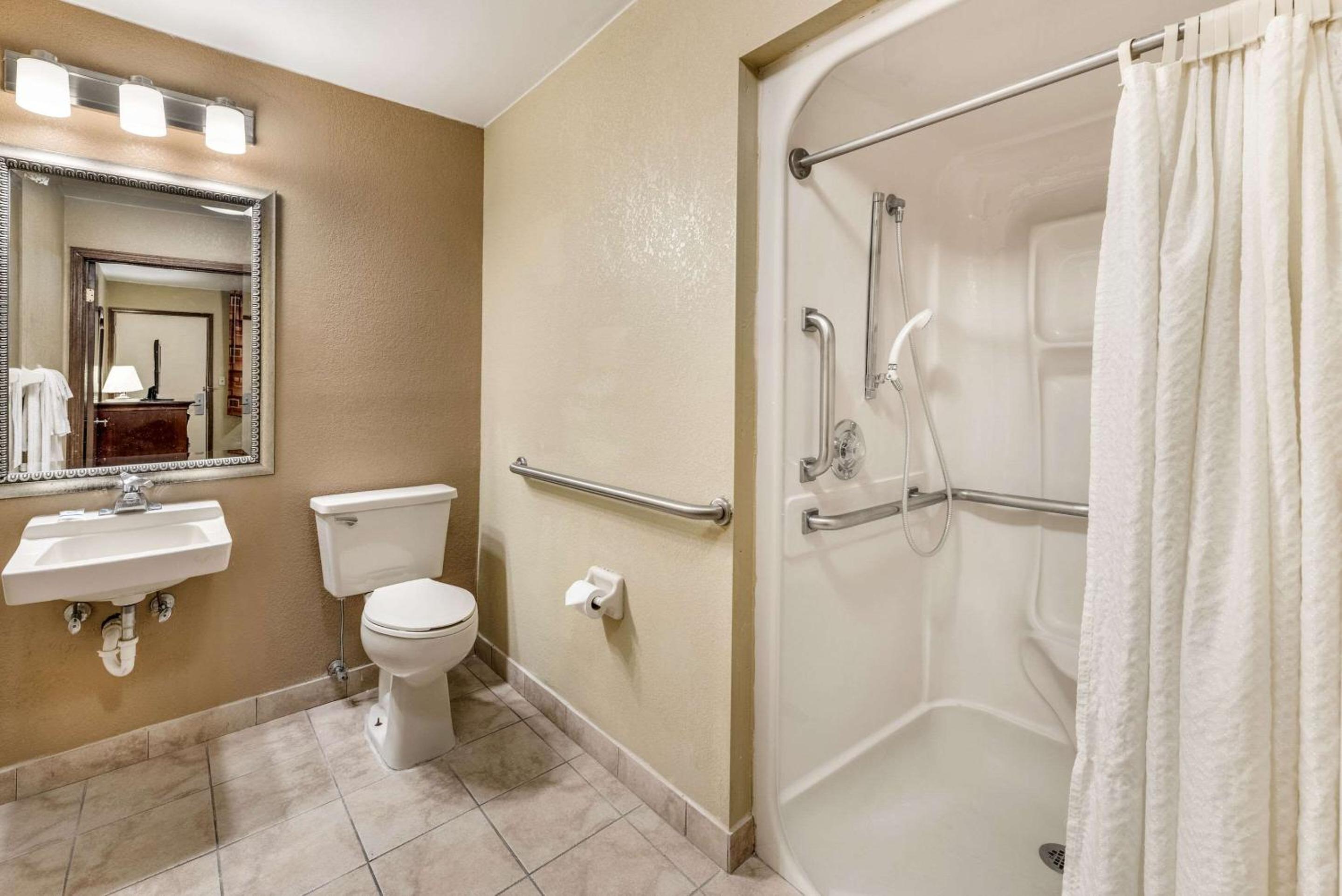 Double Room - Accessible/Non Smoking - Photo 4