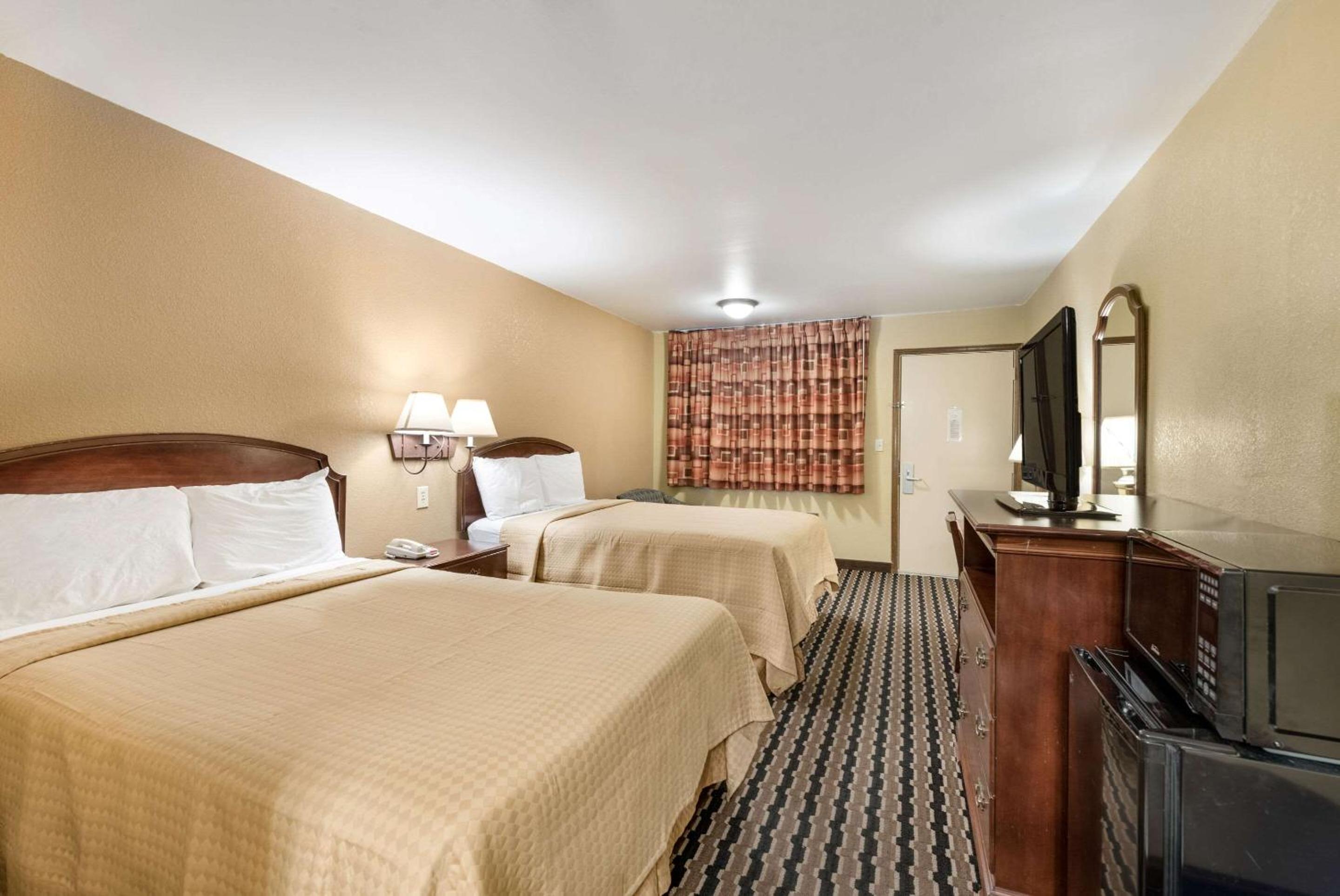 Standard Double Room with Two Double Beds - Smoking - Photo 1