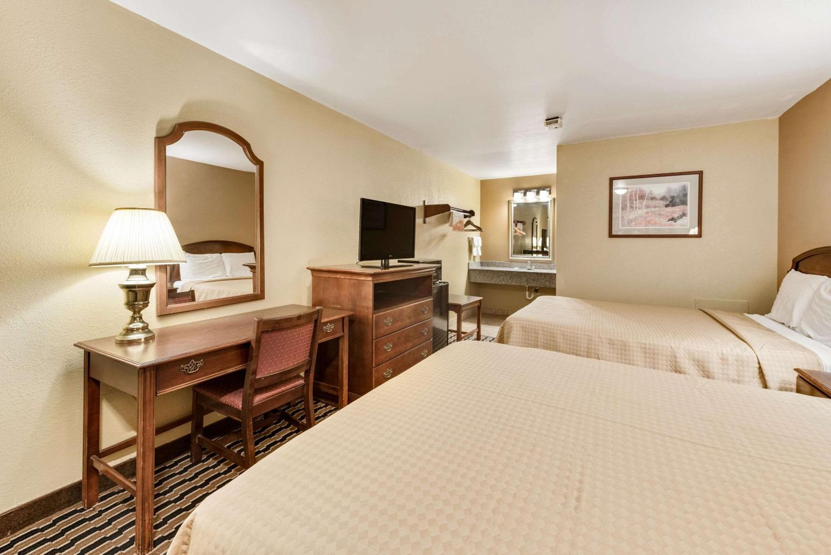 Standard Double Room with Two Double Beds - Smoking - Photo 3