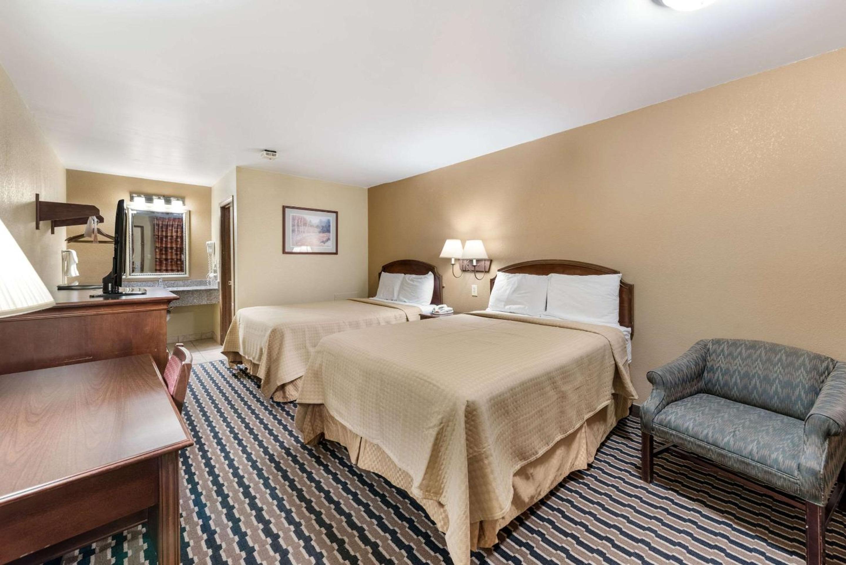 Standard Double Room with Two Double Beds - Smoking - Photo 2