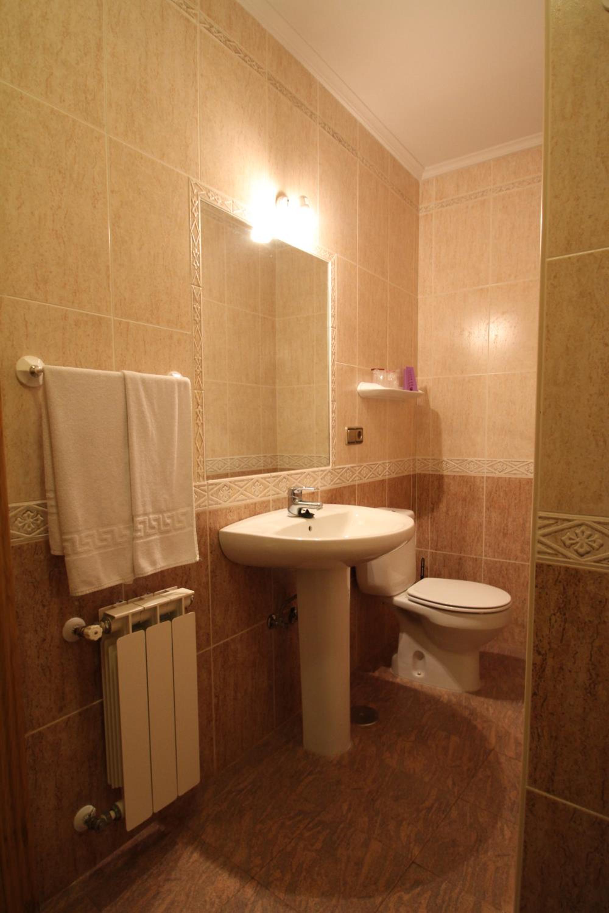 Twin Room - Photo 3