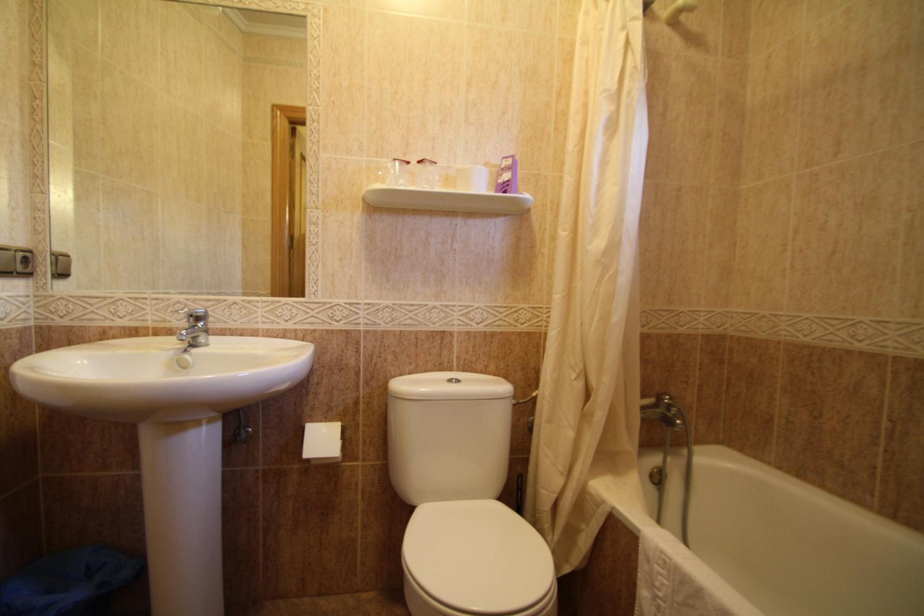 Twin Room - Photo 2