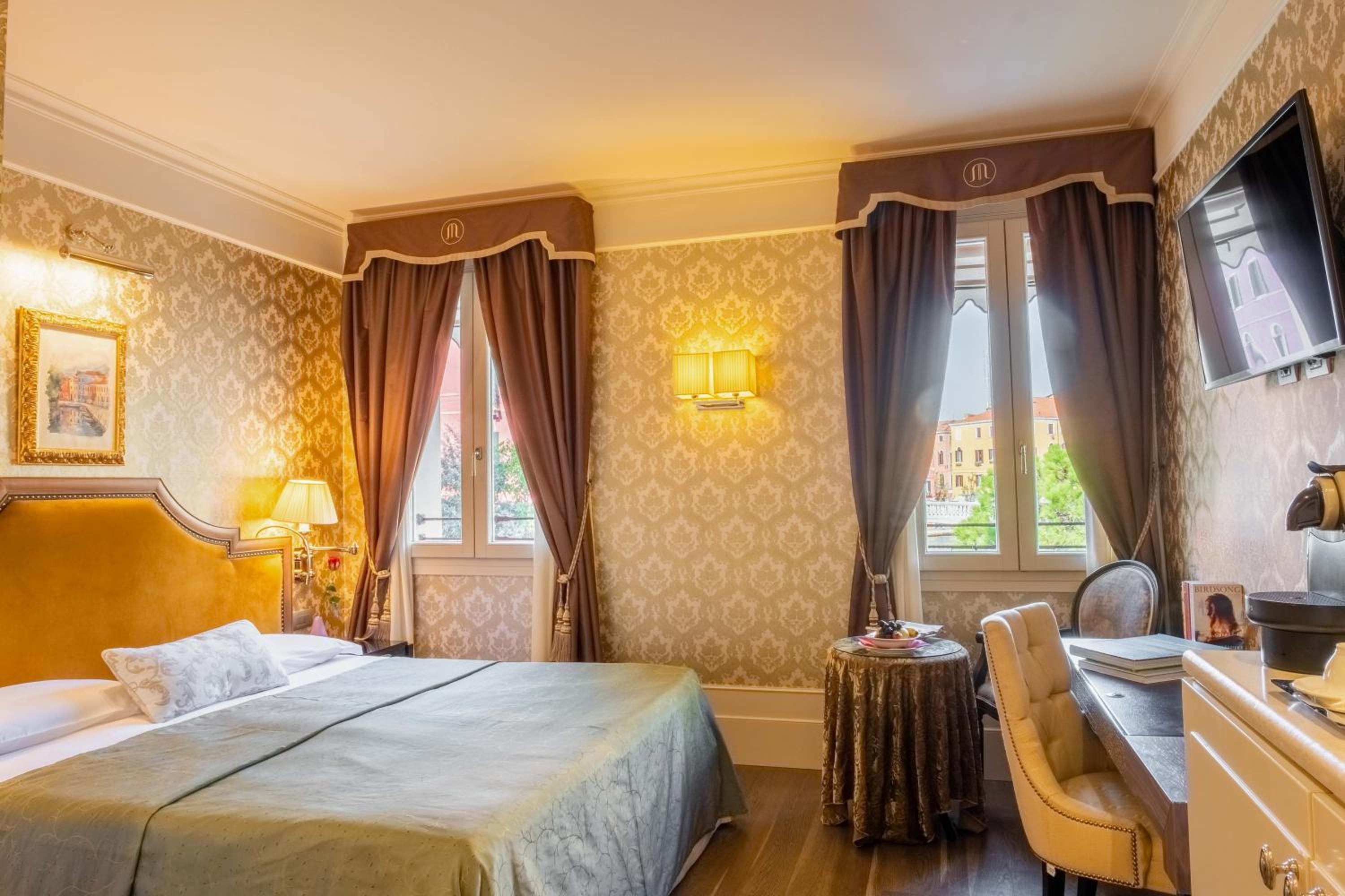 Superior Double Room with Canal View photo 2