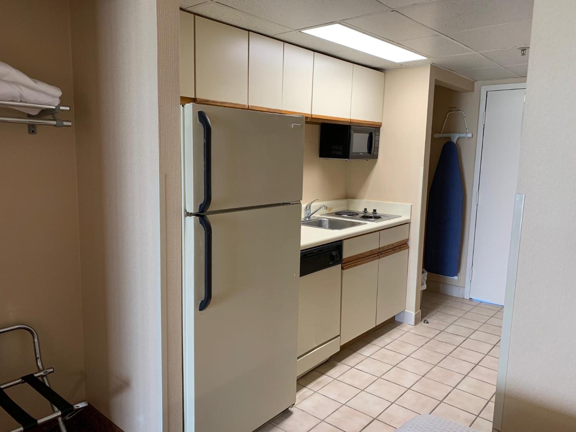 King Room with Kitchenette - South Building - Photo 3