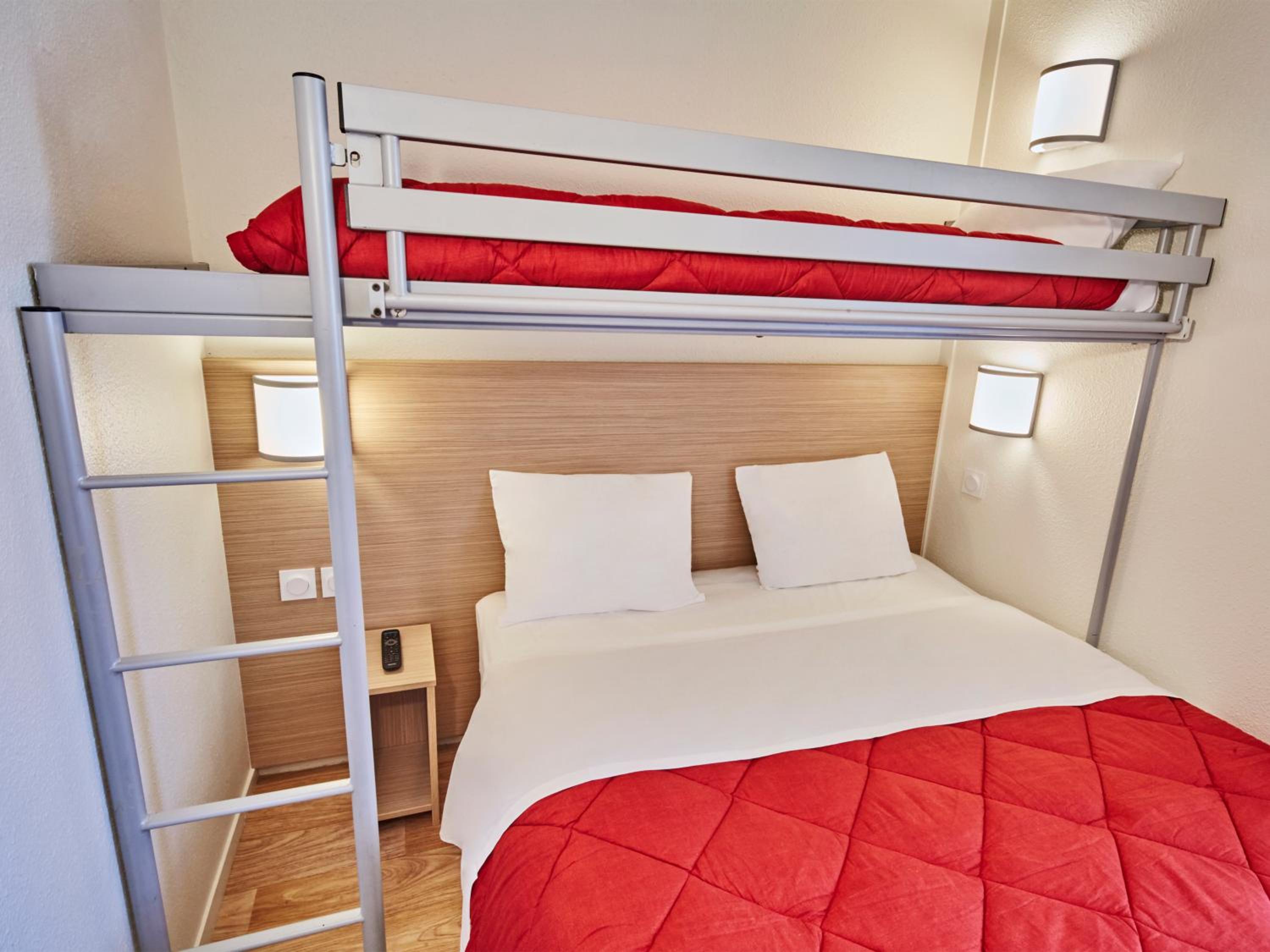 Triple Room (1 Double Bed + 1 Single Bed) - Photo 1