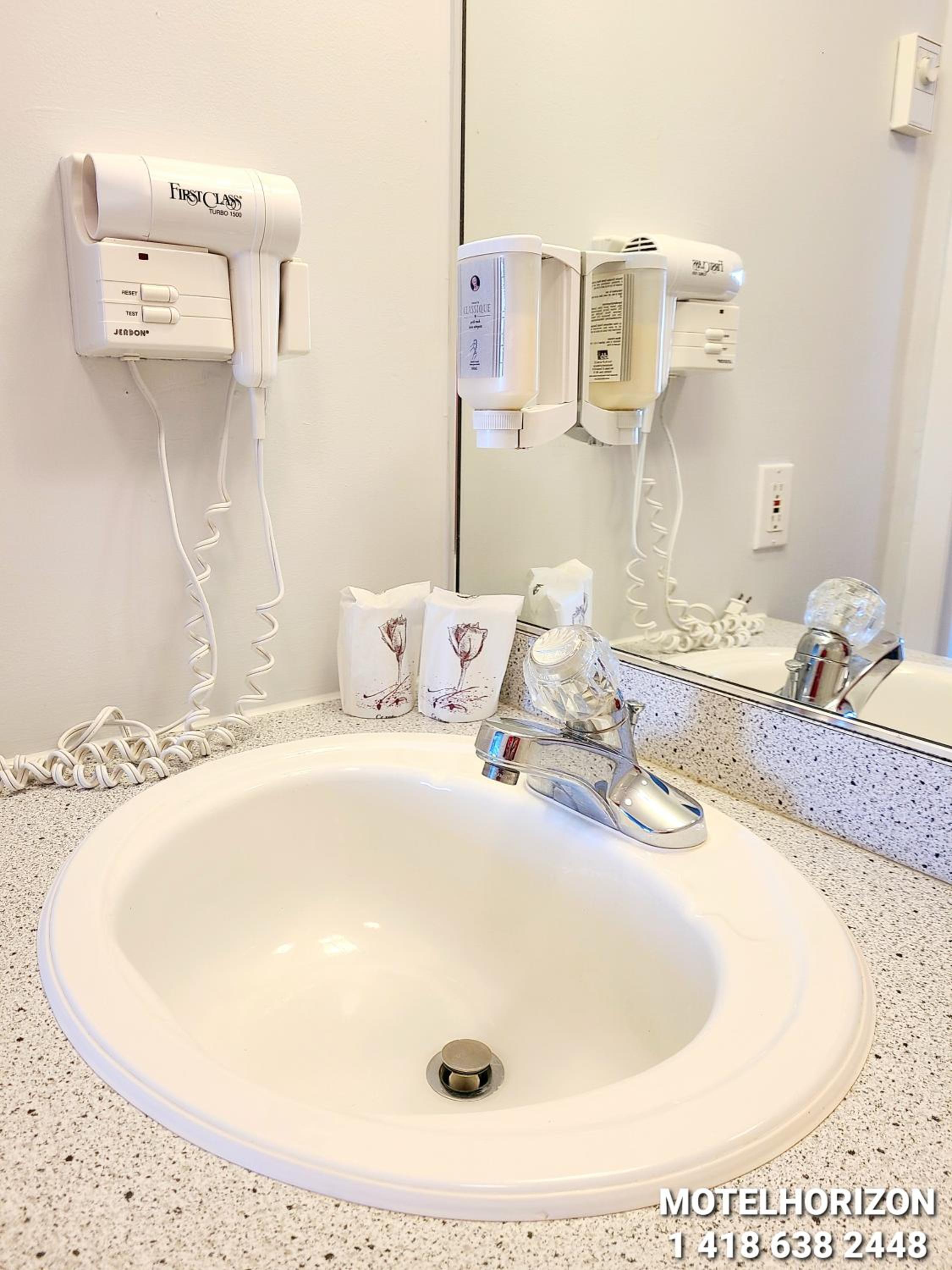 Deluxe Queen Room - Photo 8