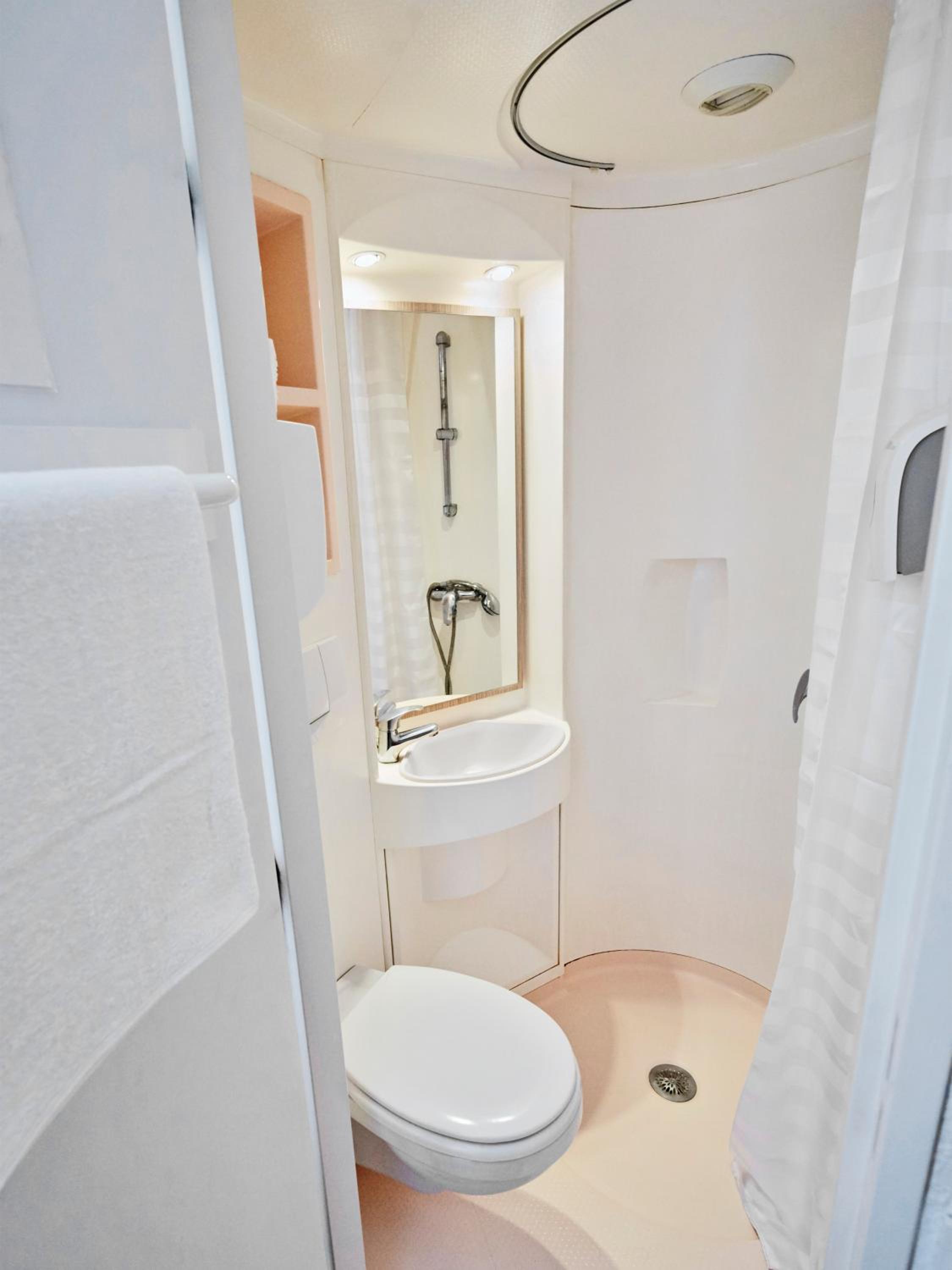 Triple Room (1 Double Bed + 1 Single Bed) - Photo 5