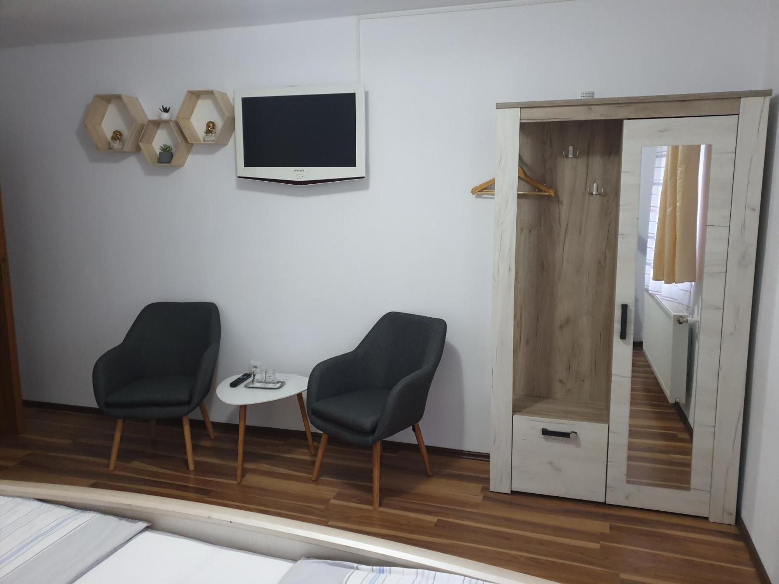 Double Room with Private Bathroom - Photo 2