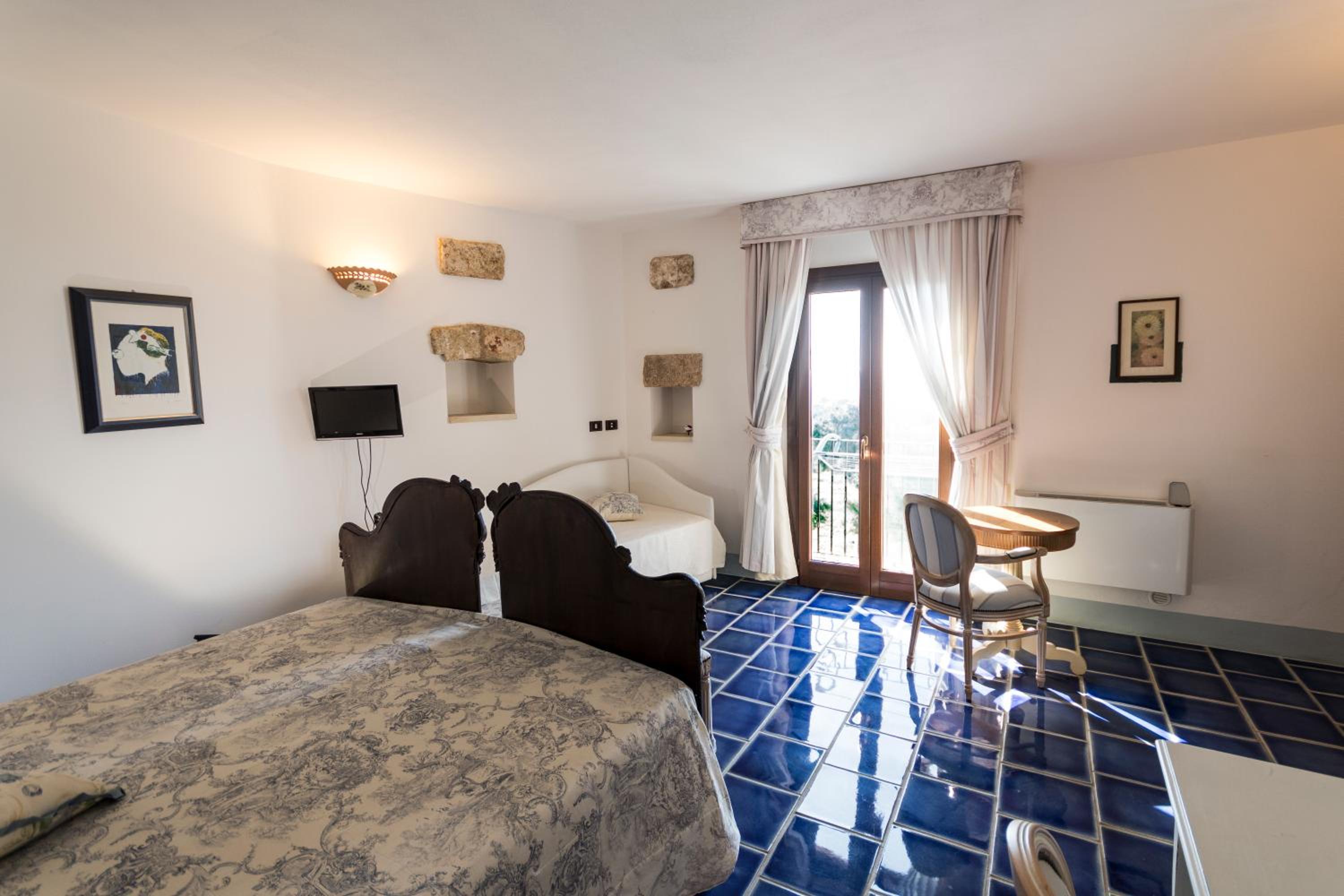 Deluxe Room (2 Adults + 1 Child) photo 1