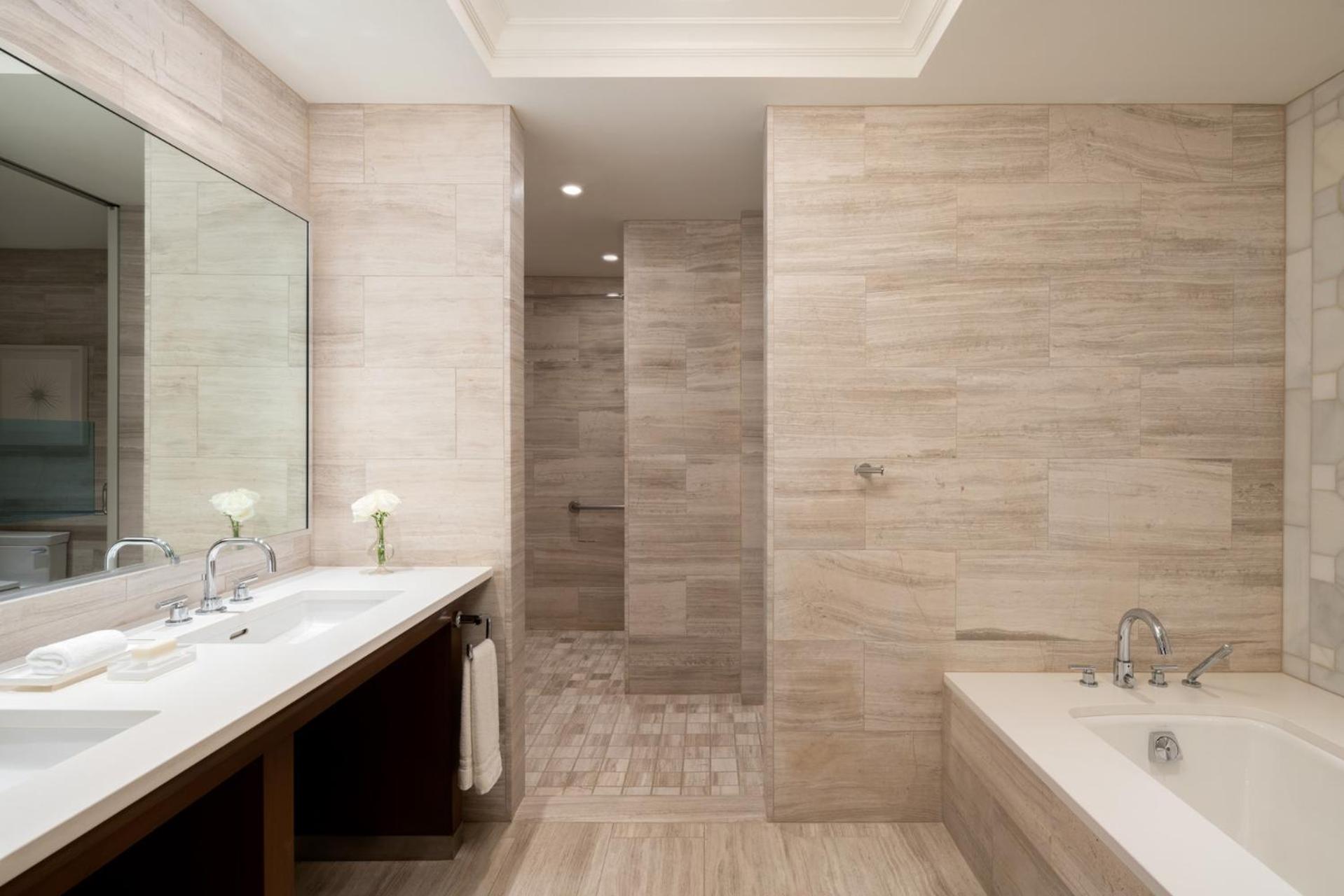 Golden Oak View King - Disability Accessible
