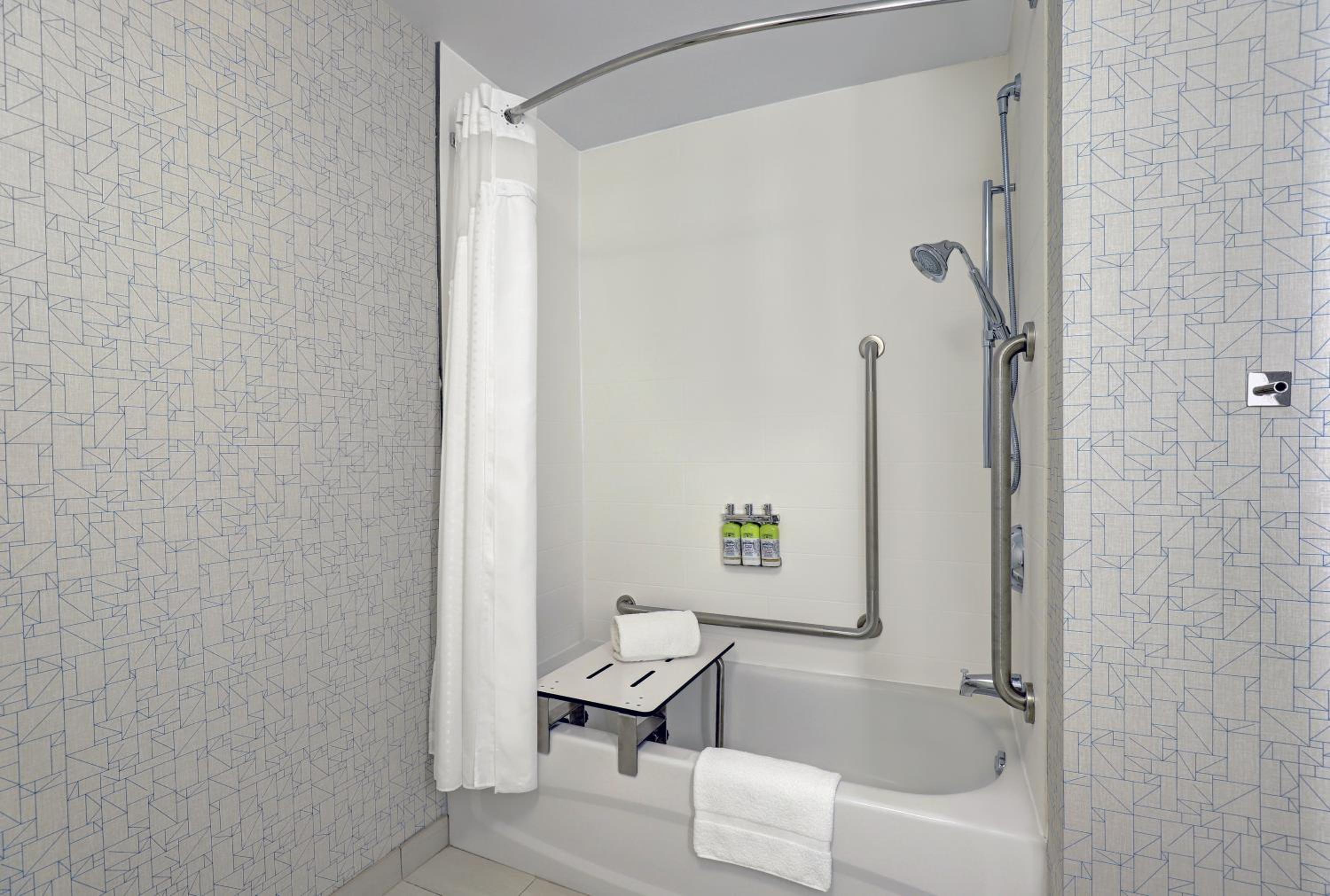 Standard Queen Room with Two Queen Beds and Mobility Accessible Tub - Photo 4