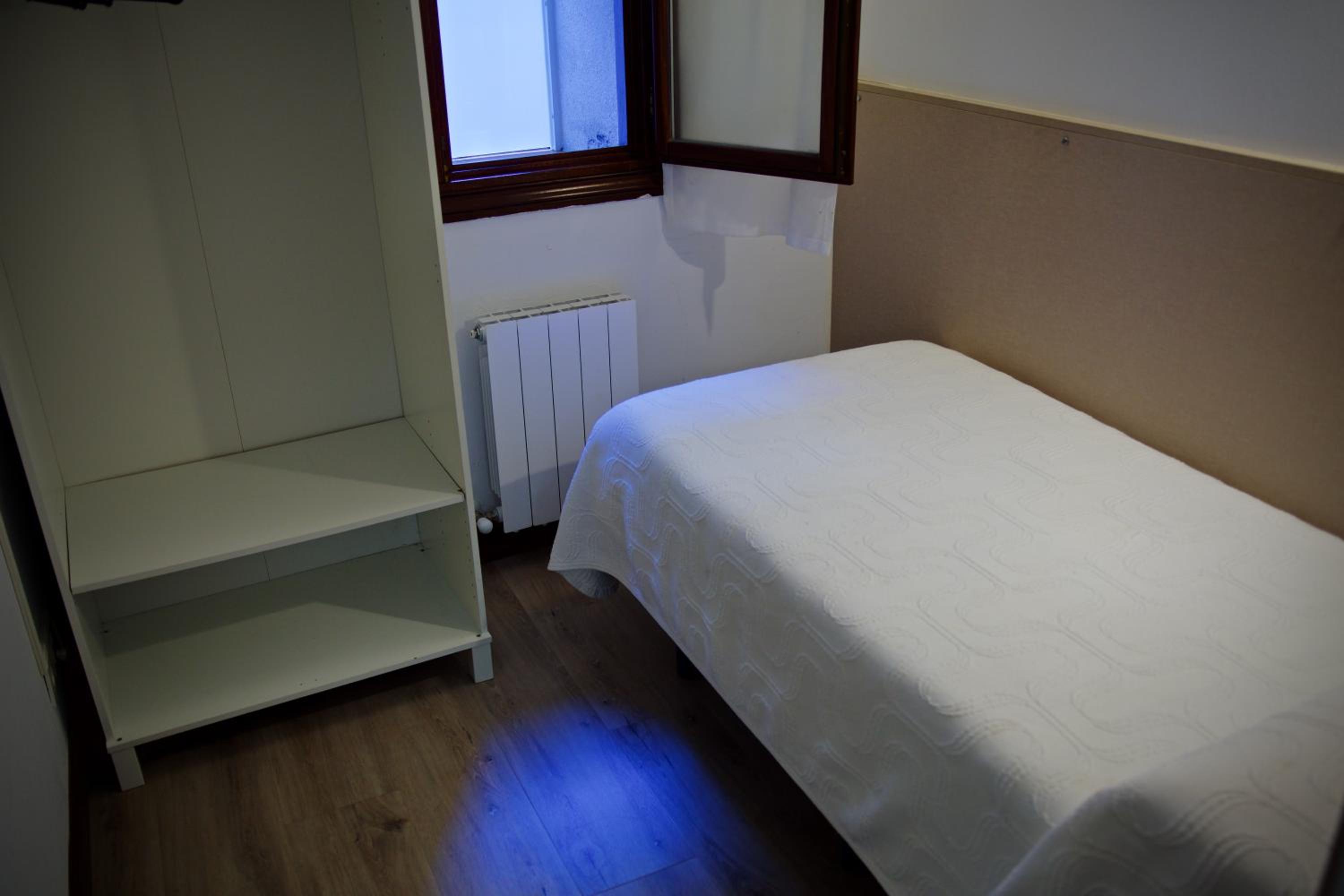 Single Room with Private Bathroom photo 3