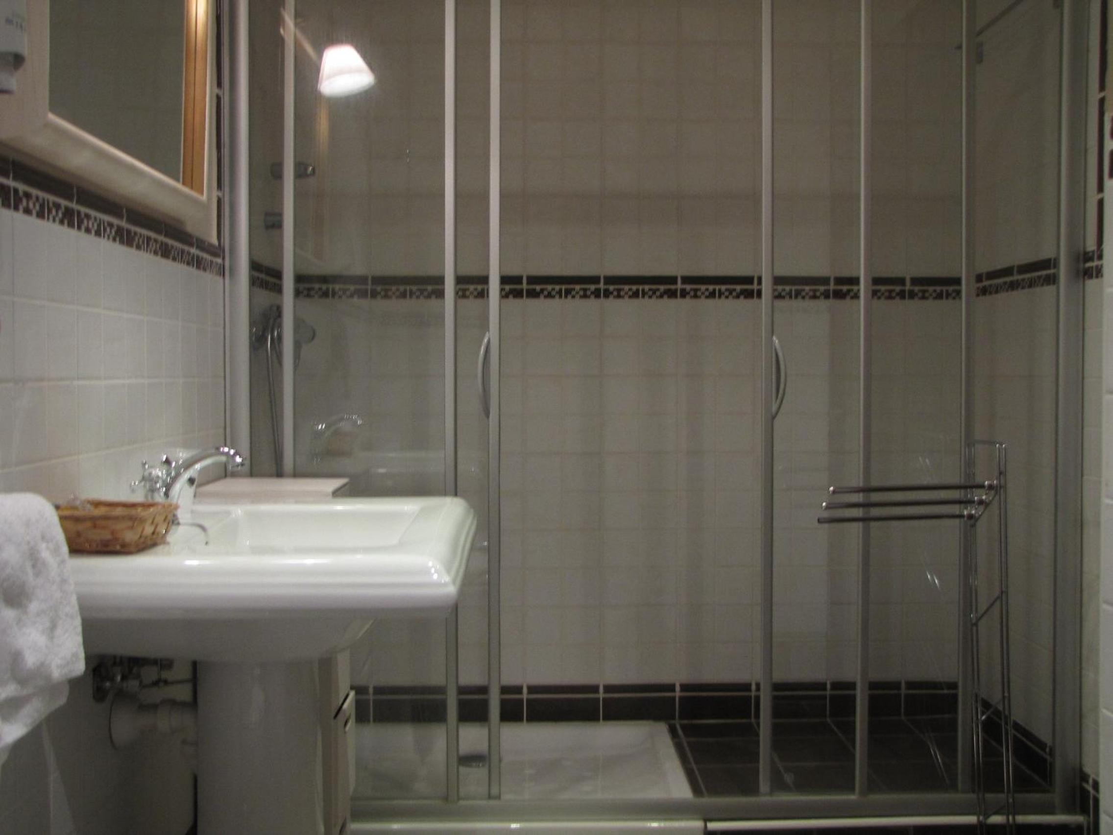 Double or Twin Room - Photo 8