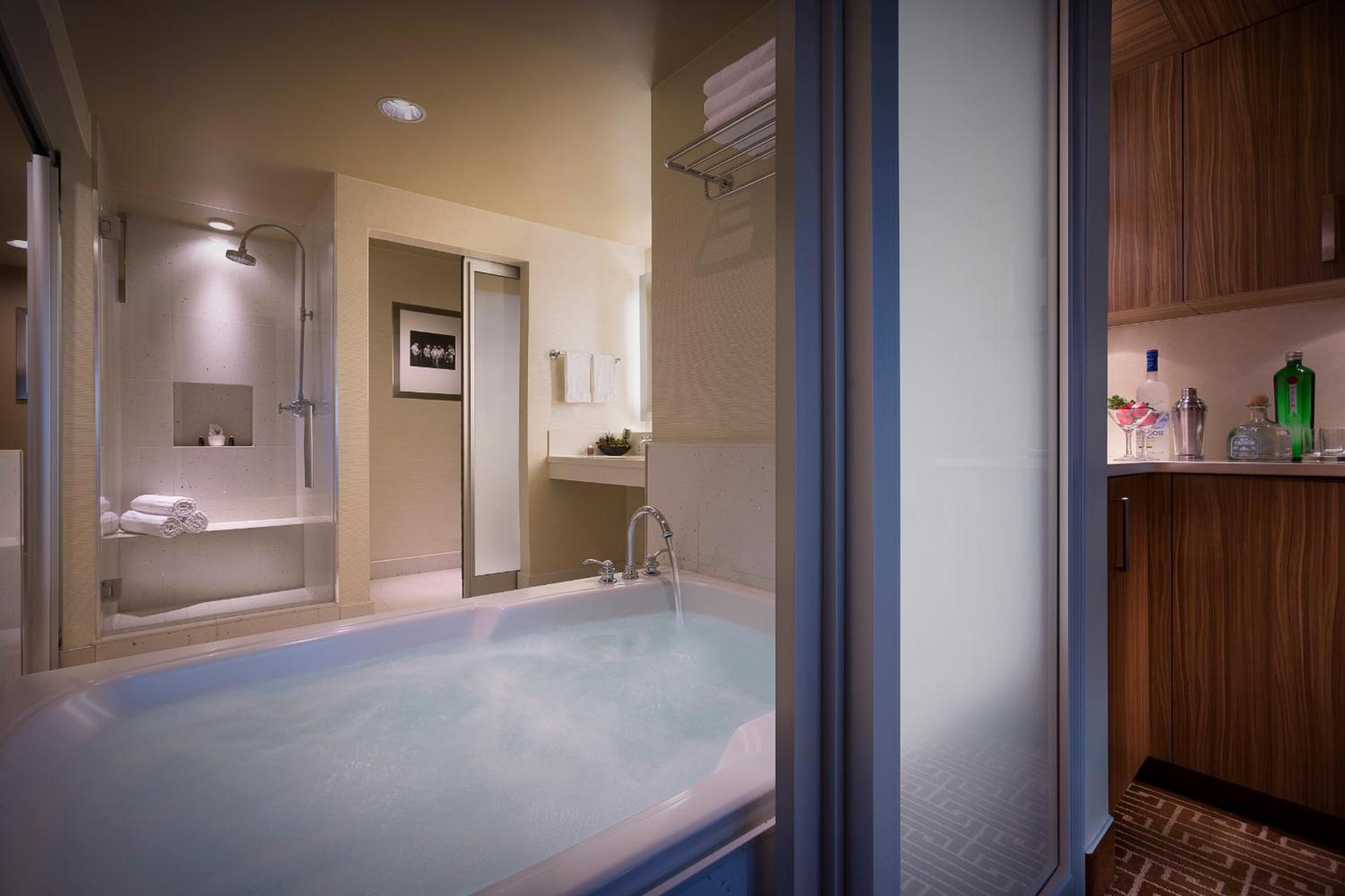 West Tower Luxury King with Pool View - Non-Smoking - Photo 3