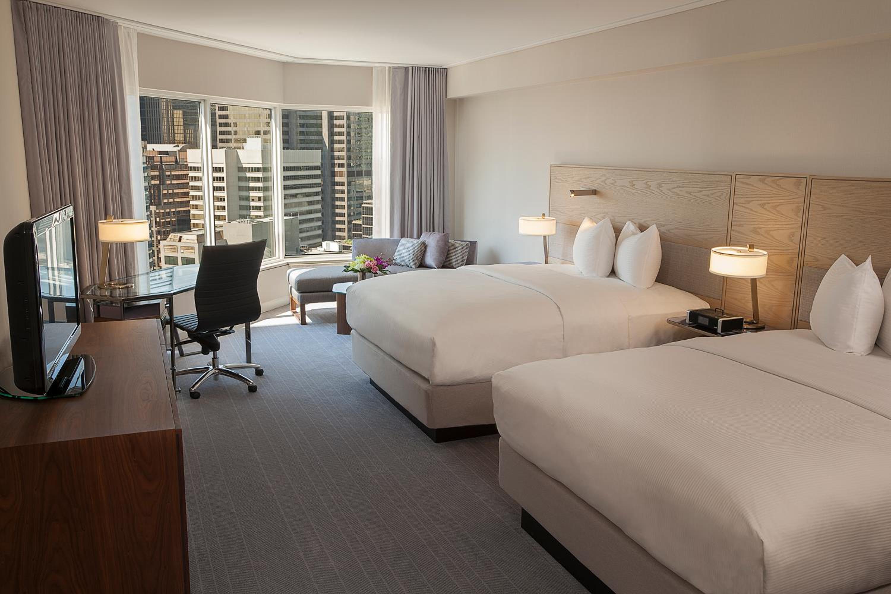 Queen Room with Two Queen Beds - Executive Level - Non-Smoking - Photo 2