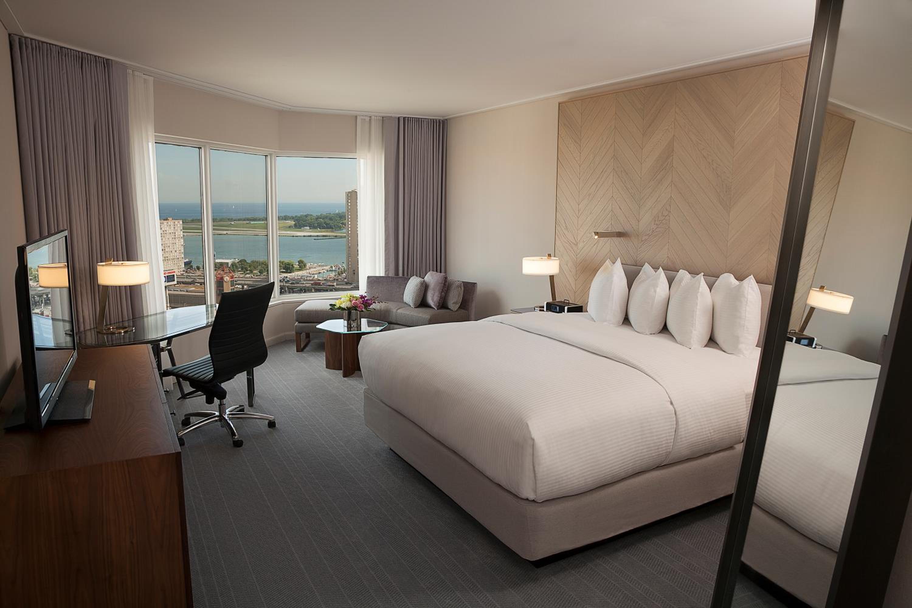 1 King Premium Lake Ontario View High Floor - Photo 2