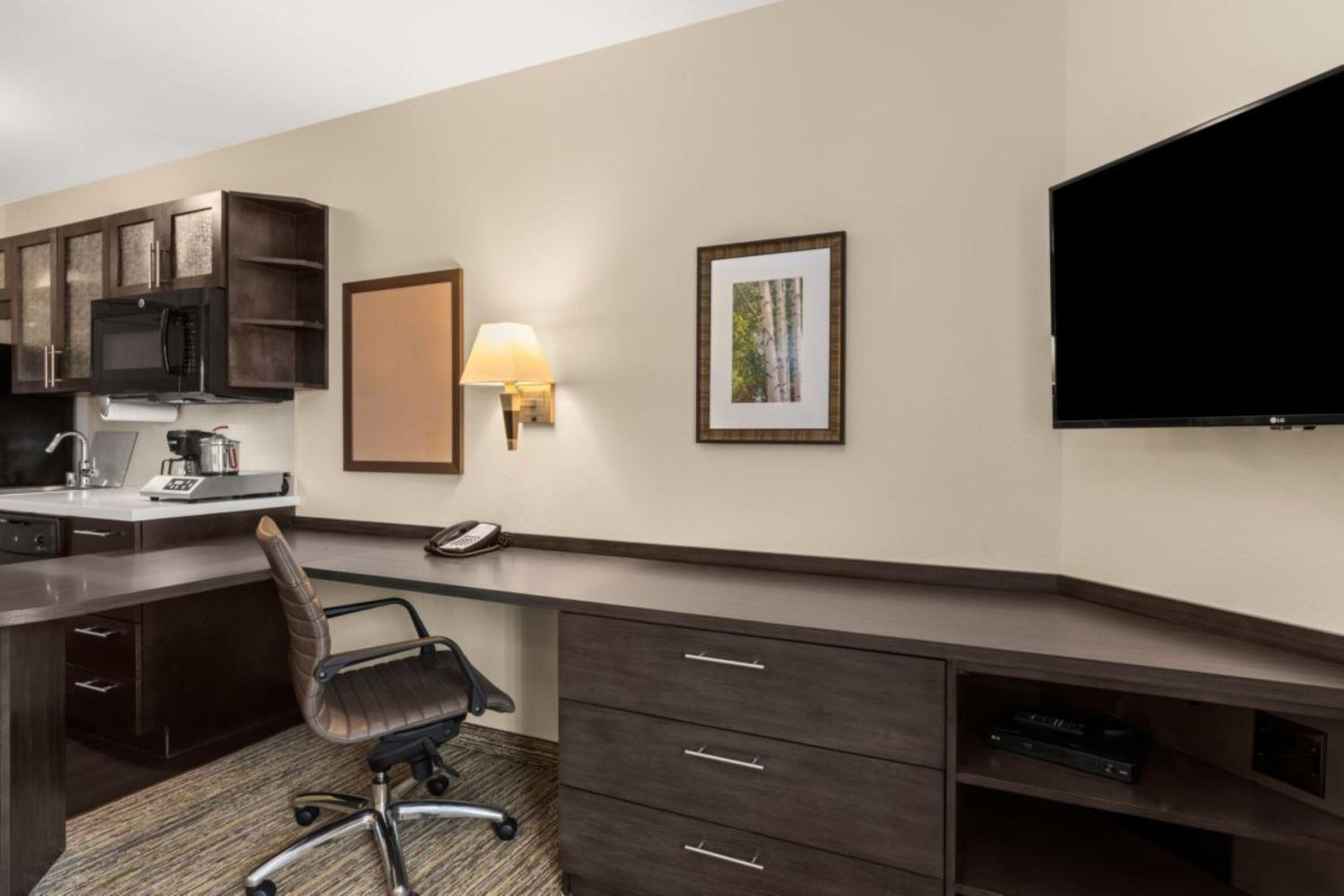 Queen Studio Suite - Communication Accessible photo 1