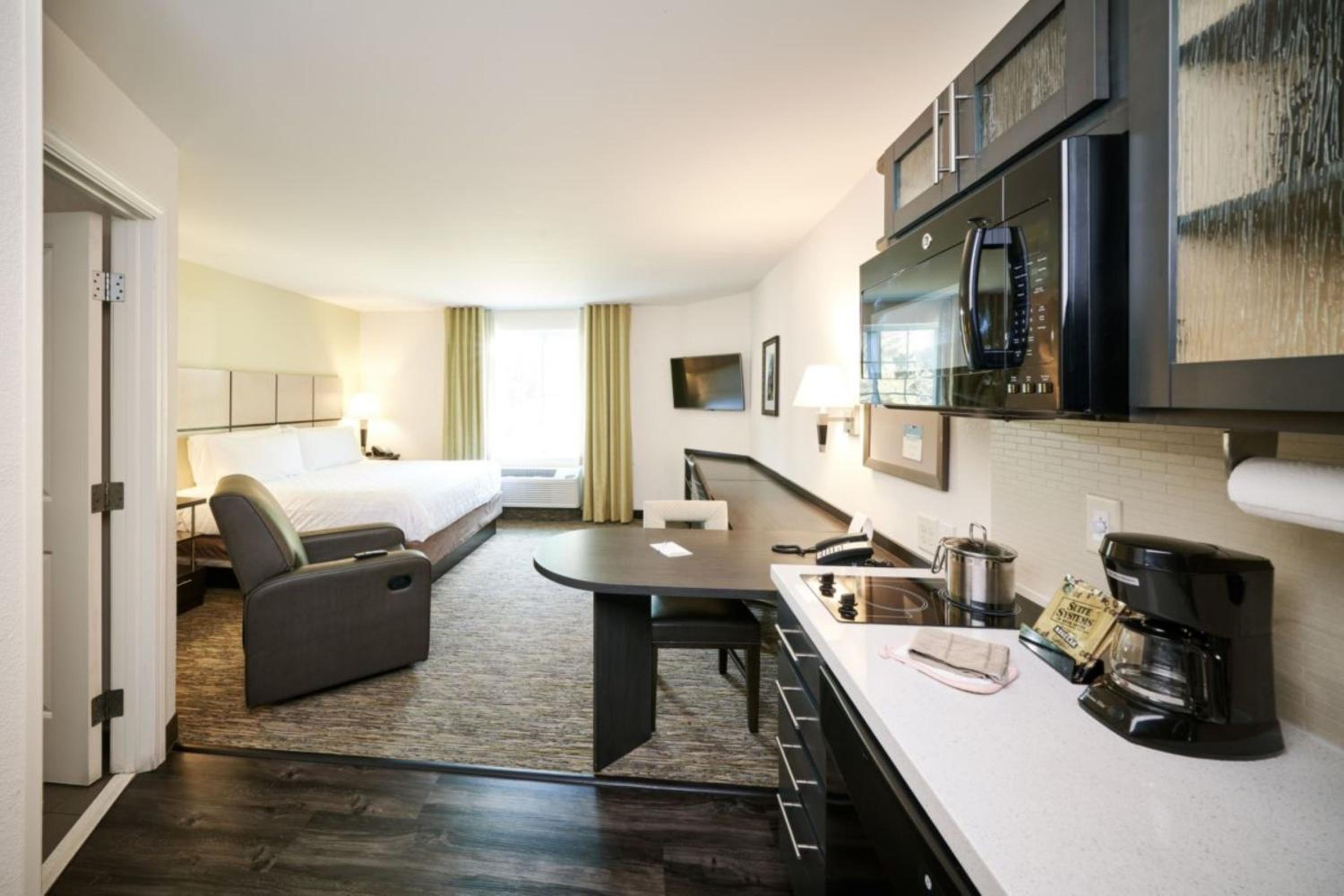 Queen Studio Suite - Communication Accessible photo 2