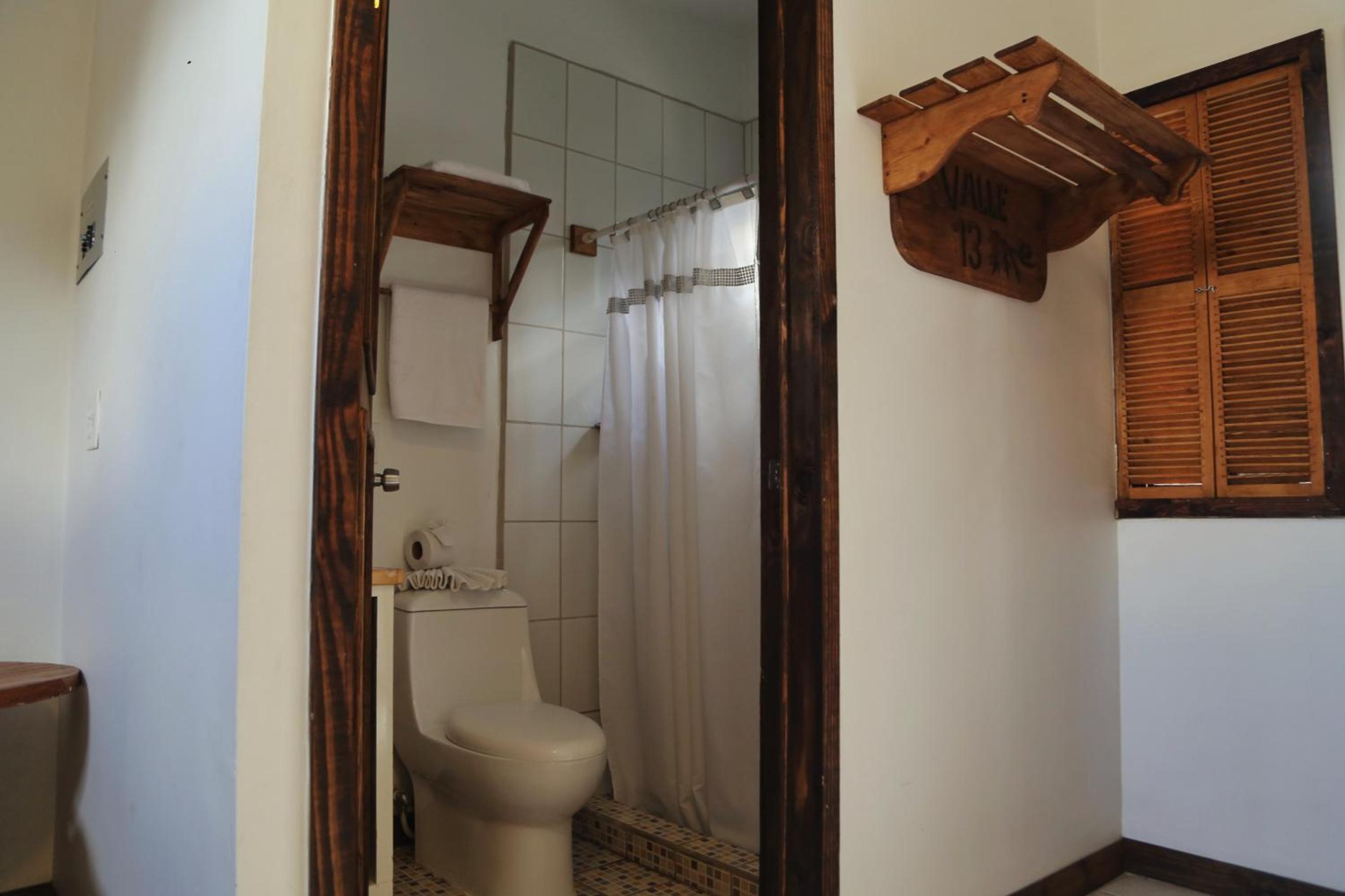 Standard Queen Room - Photo 11