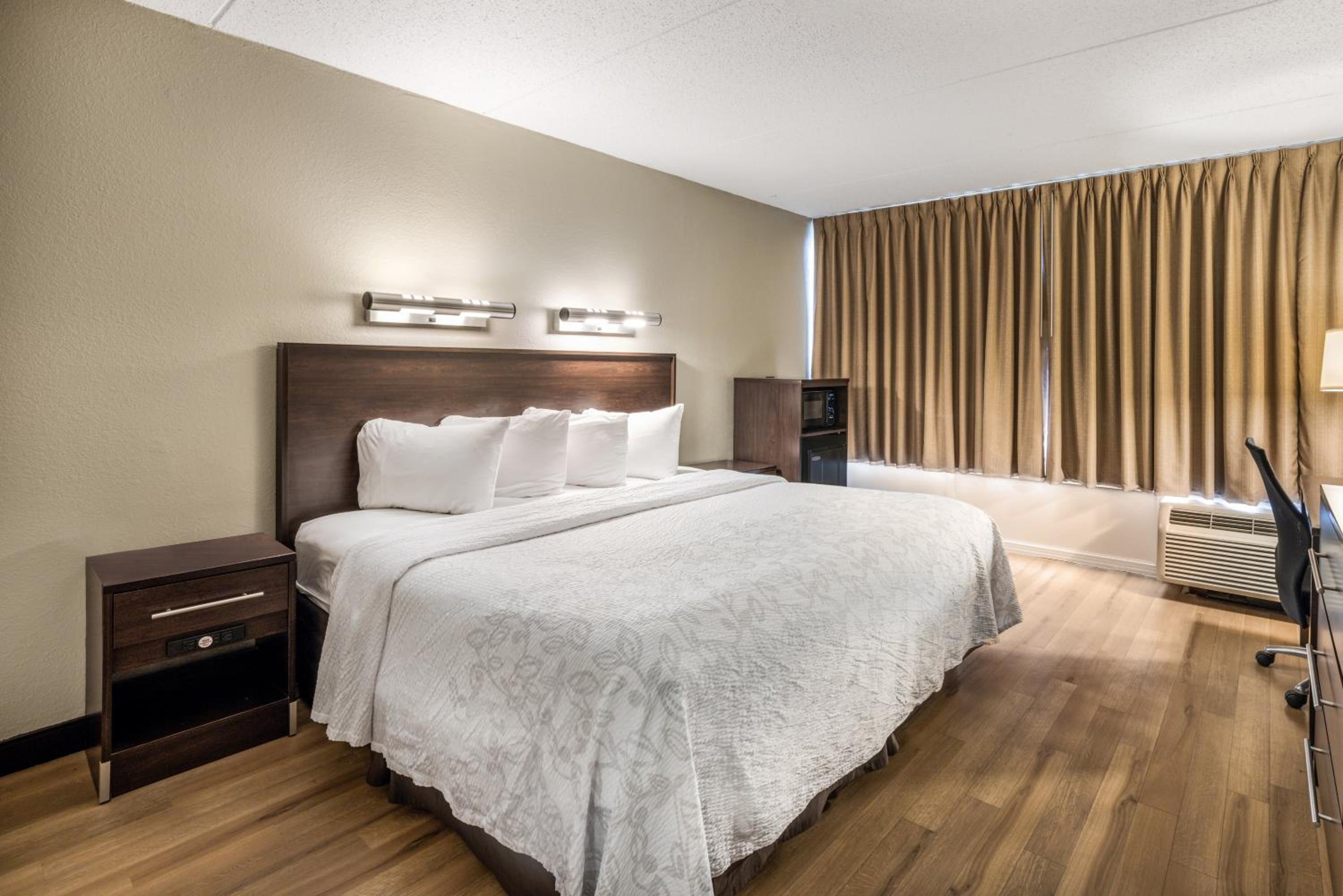 Superior King Room Disability Access Smoke Free - Photo 6