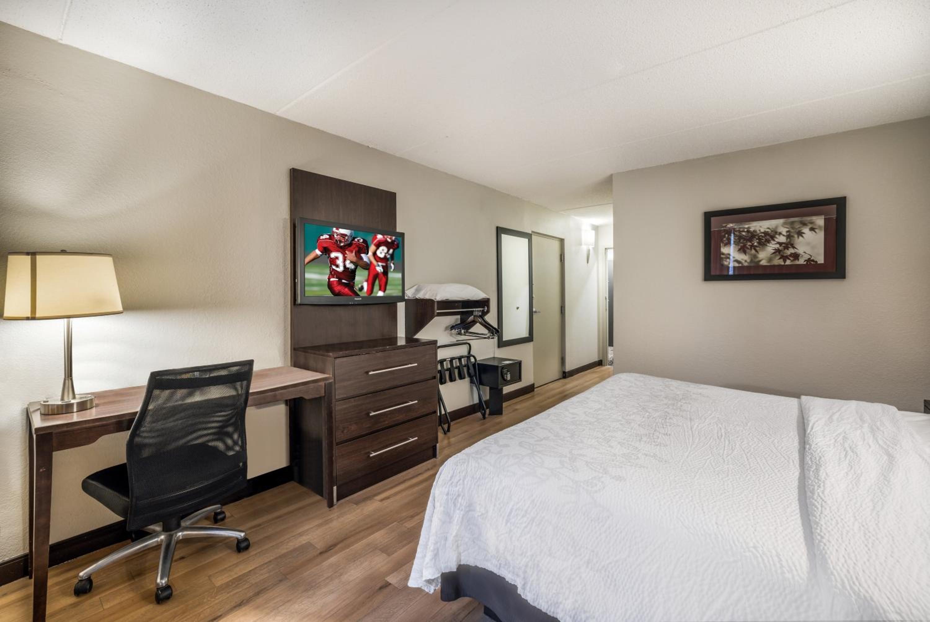  Premium King Room Disability Access Smoke Free (Upgraded Bedding and Snack Box) - Photo 5