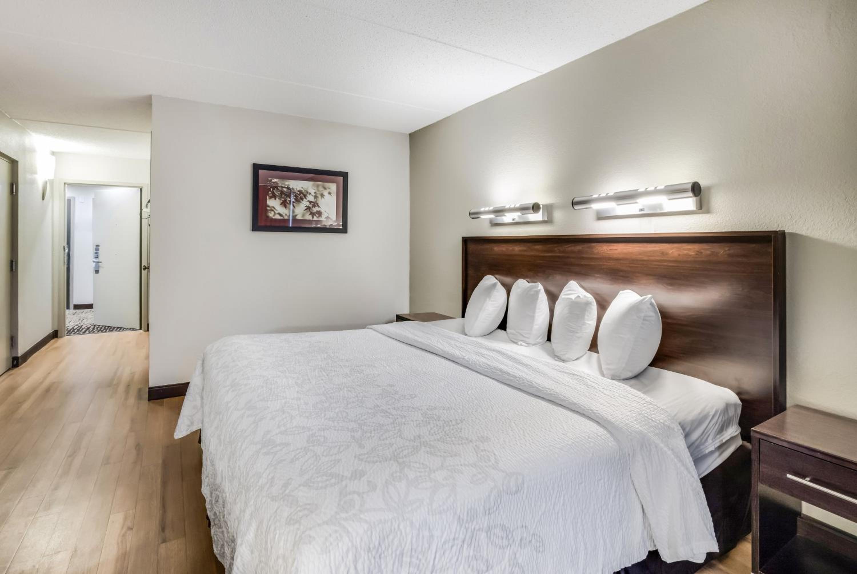 Superior King Room Disability Access Smoke Free - Photo 3