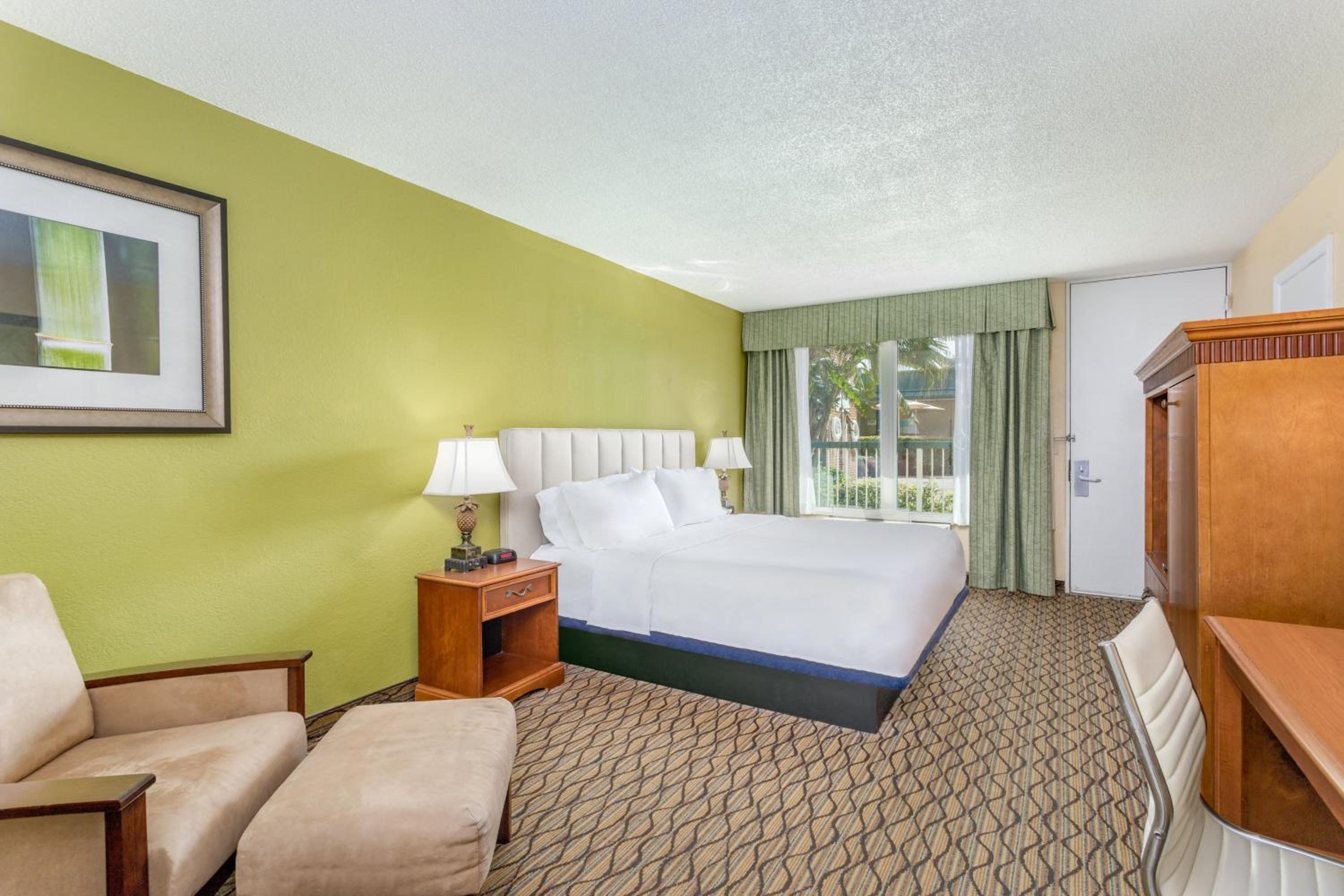 King Room with Pool View photo 2