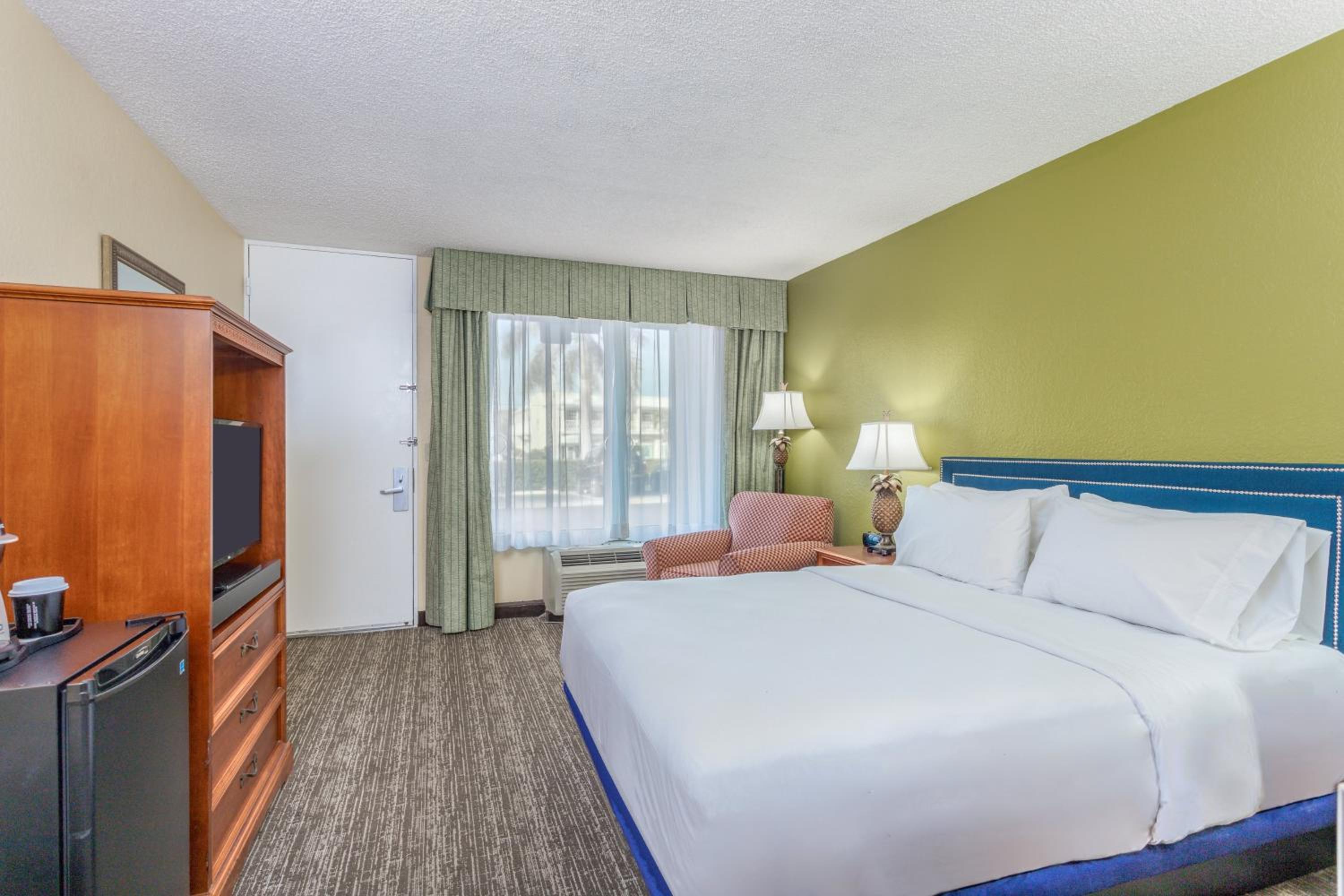 King Room with Pool View photo 3