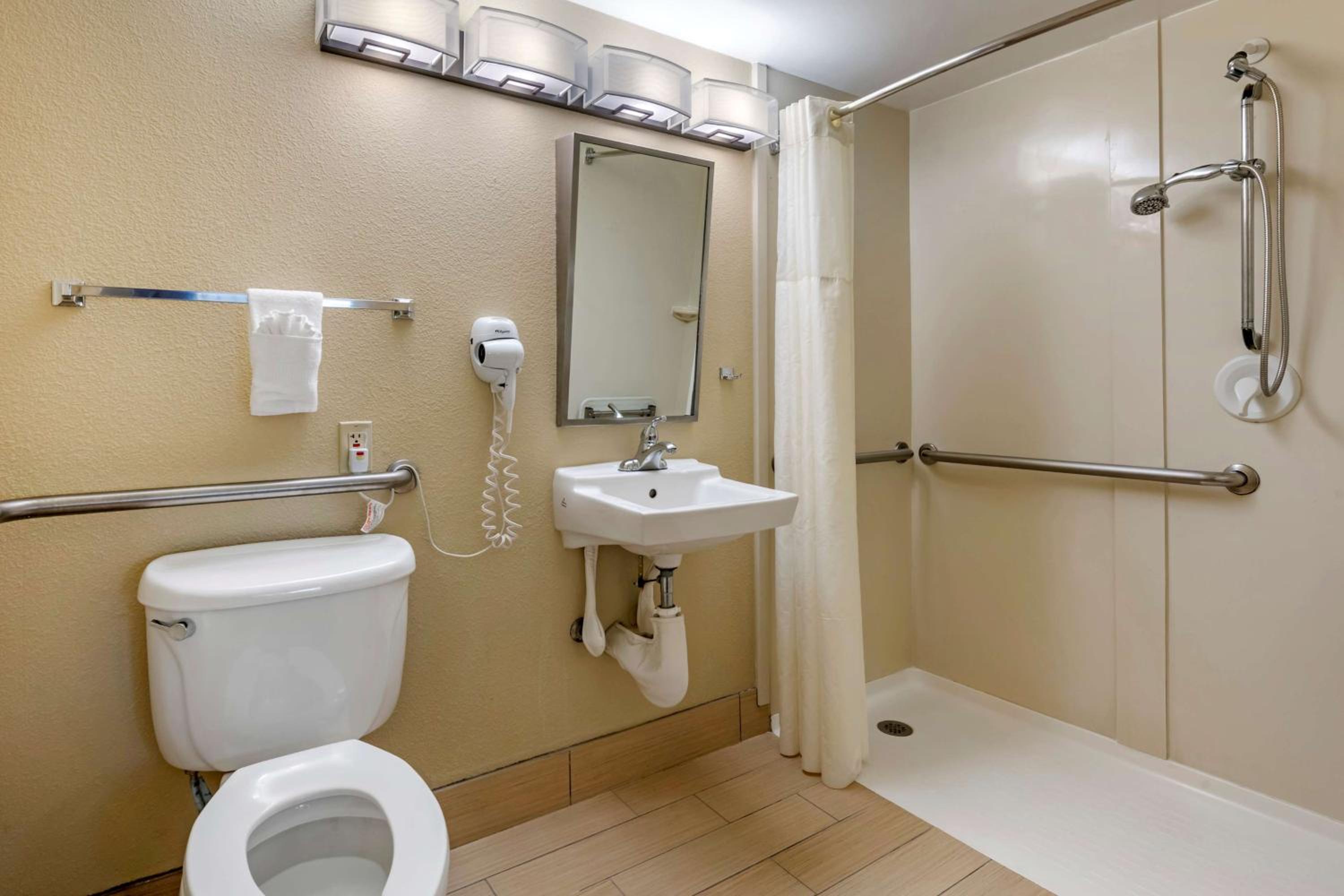 Queen Room with Roll-In Shower - Mobility Access - Photo 3