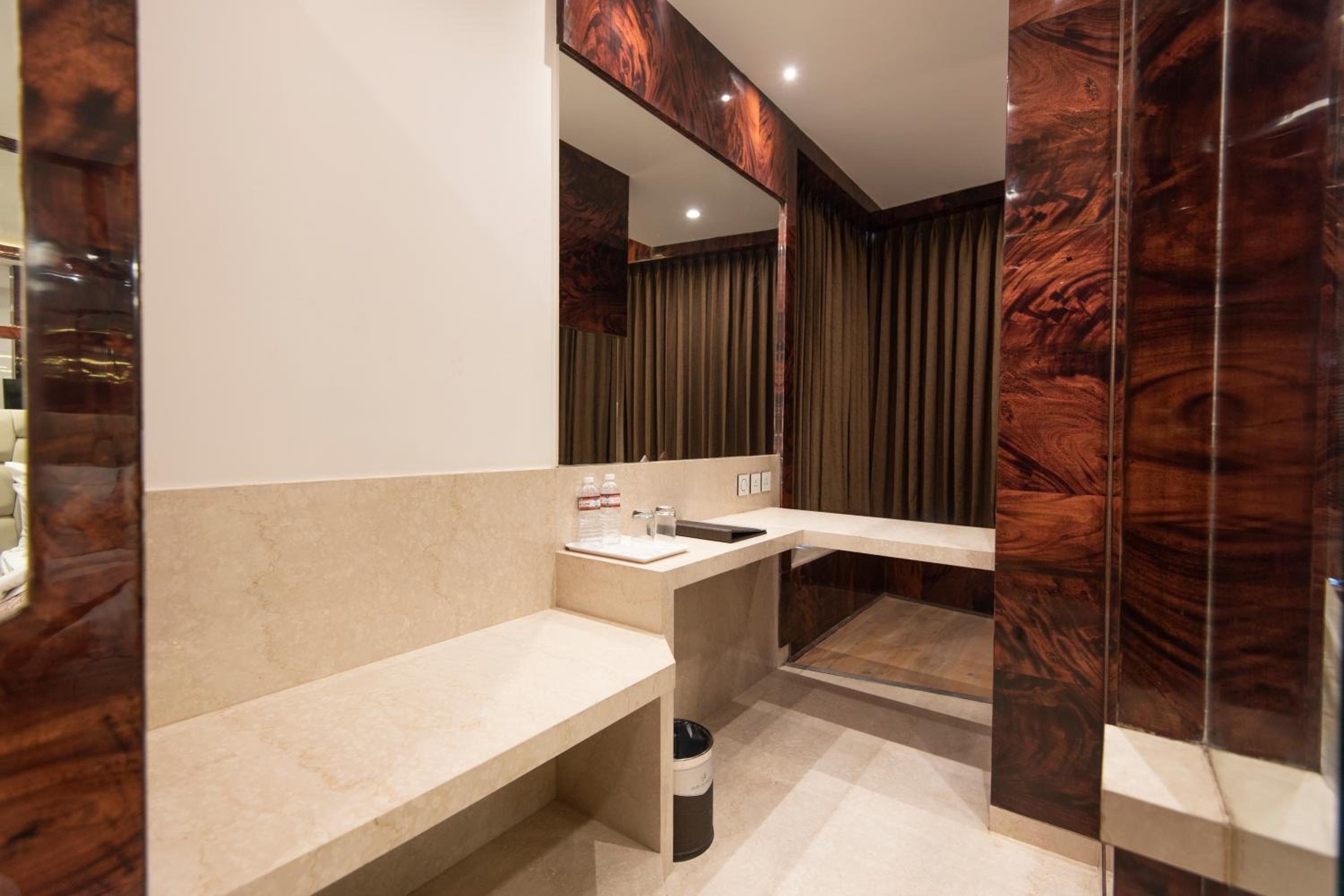 Deluxe Room - Photo 6