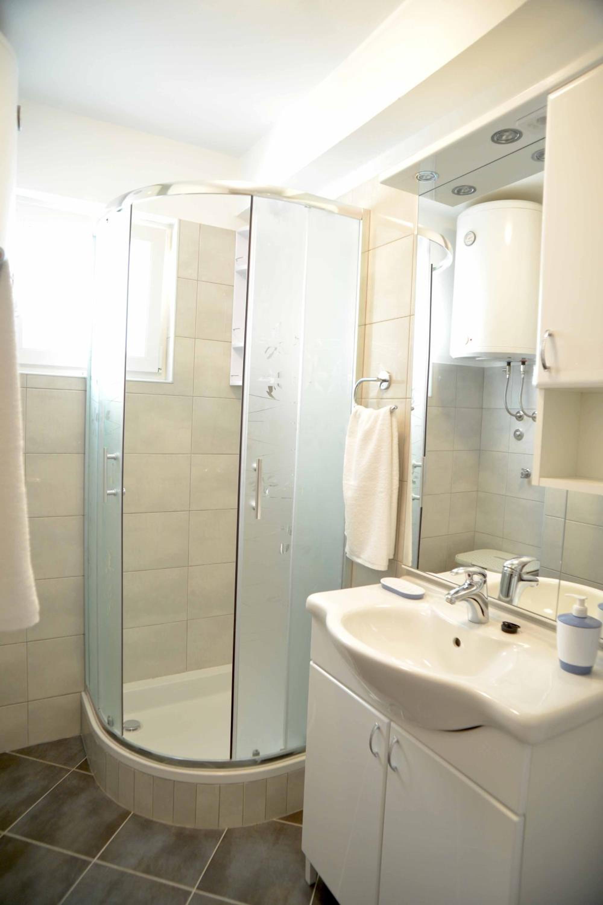 Double Room with Balcony and City View - Photo 3