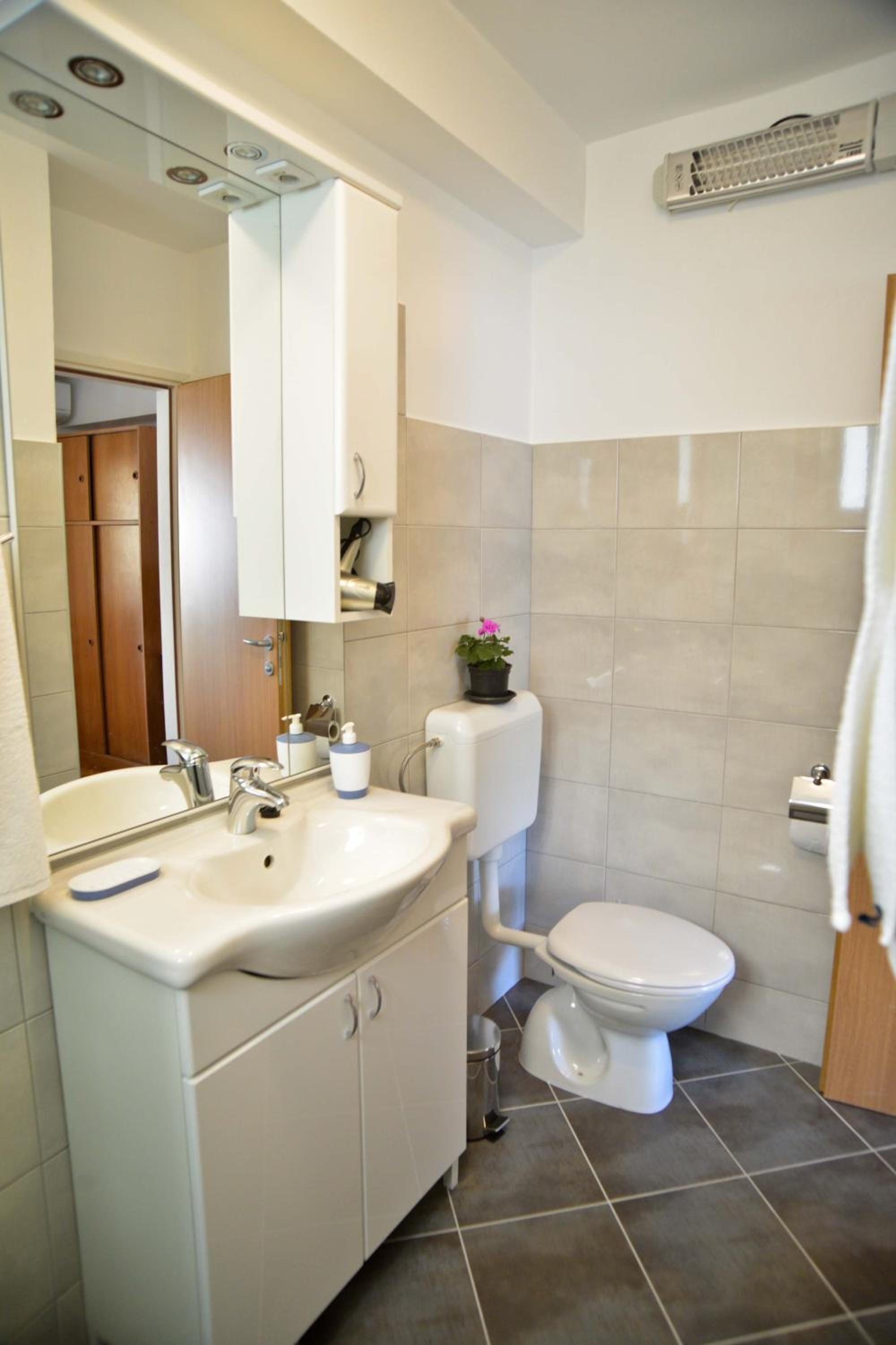 Double Room with Balcony and City View - Photo 4