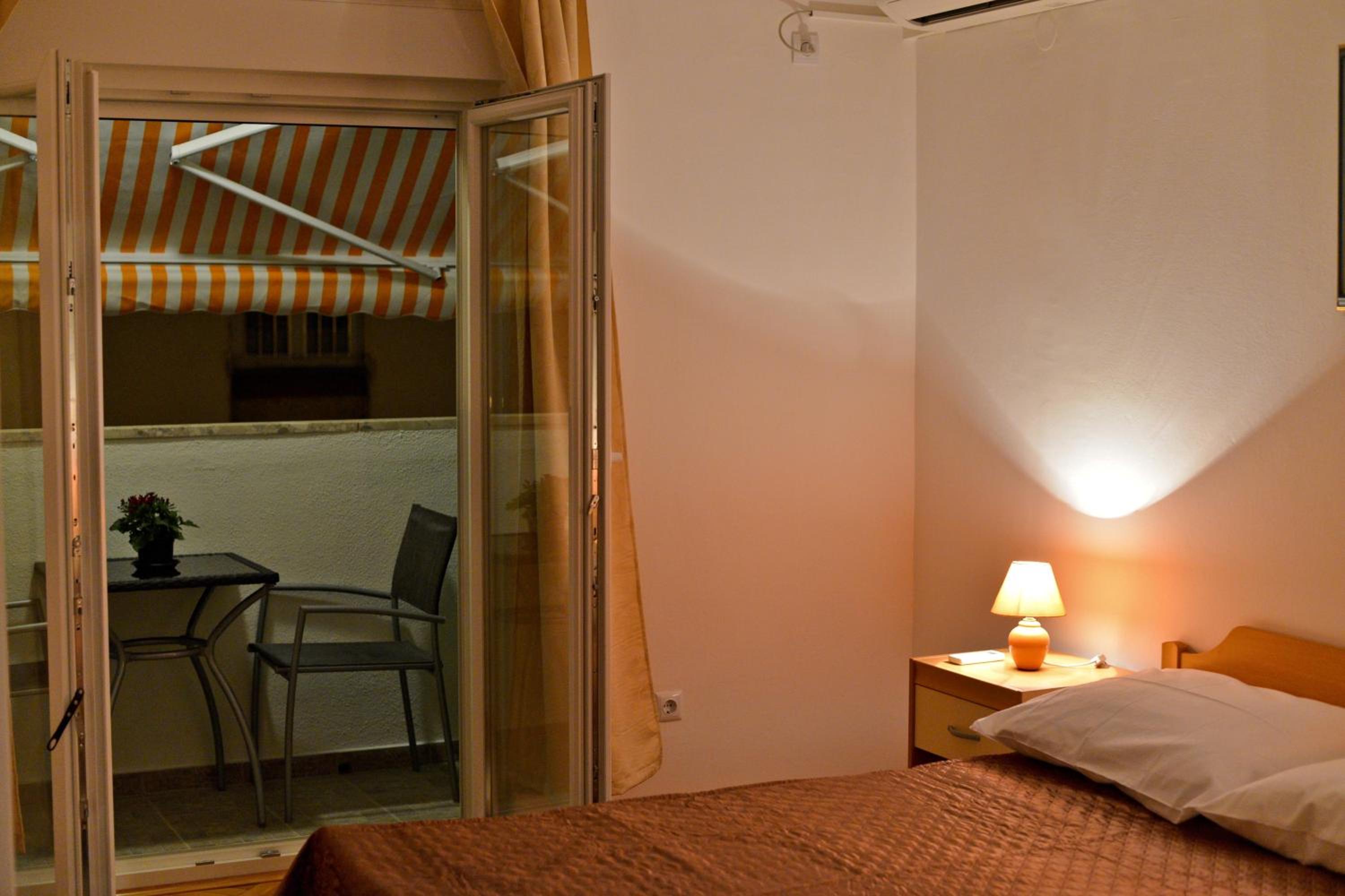 Double Room with Balcony and Sea View - Photo 8