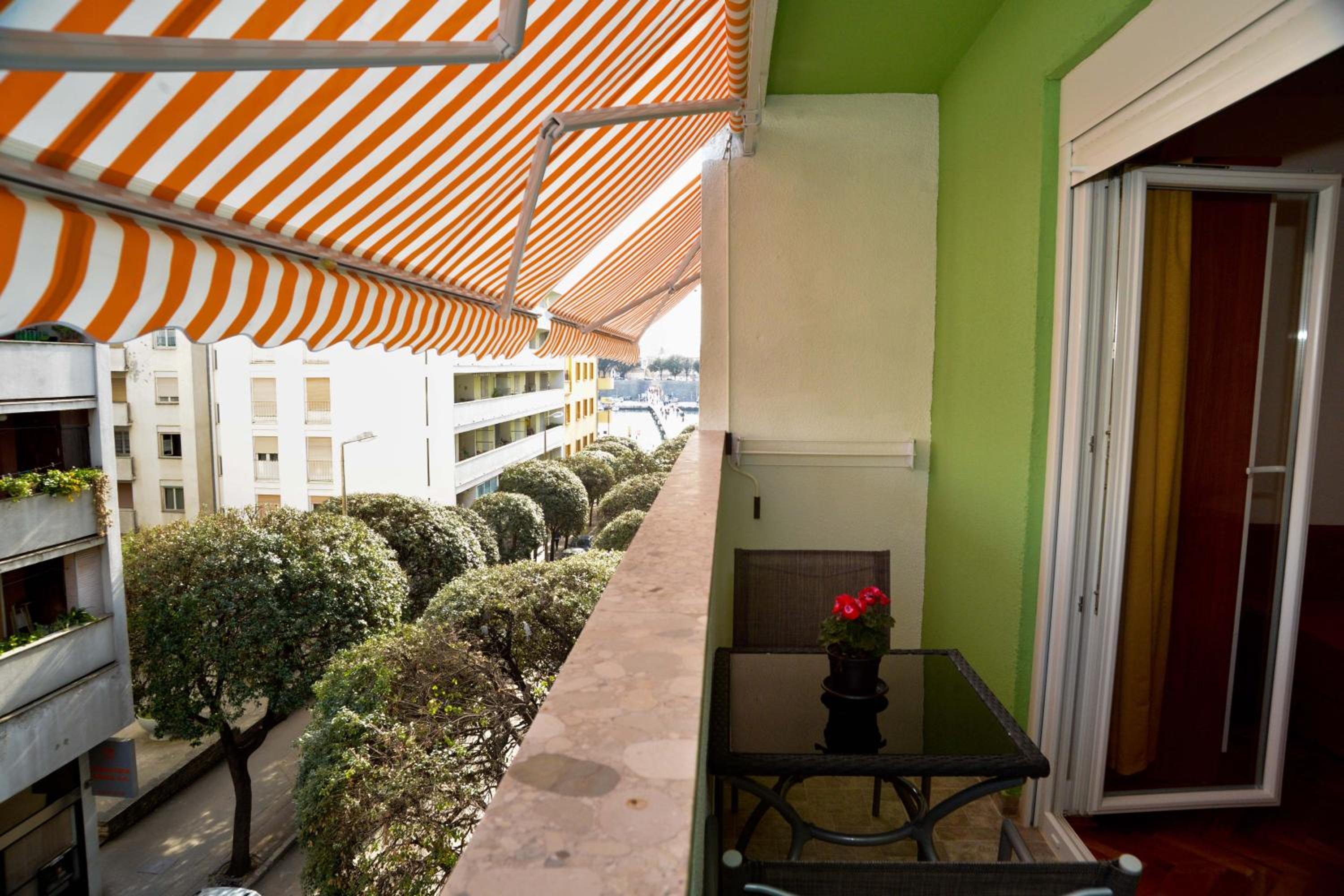 Double Room with Balcony and Sea View - Photo 10