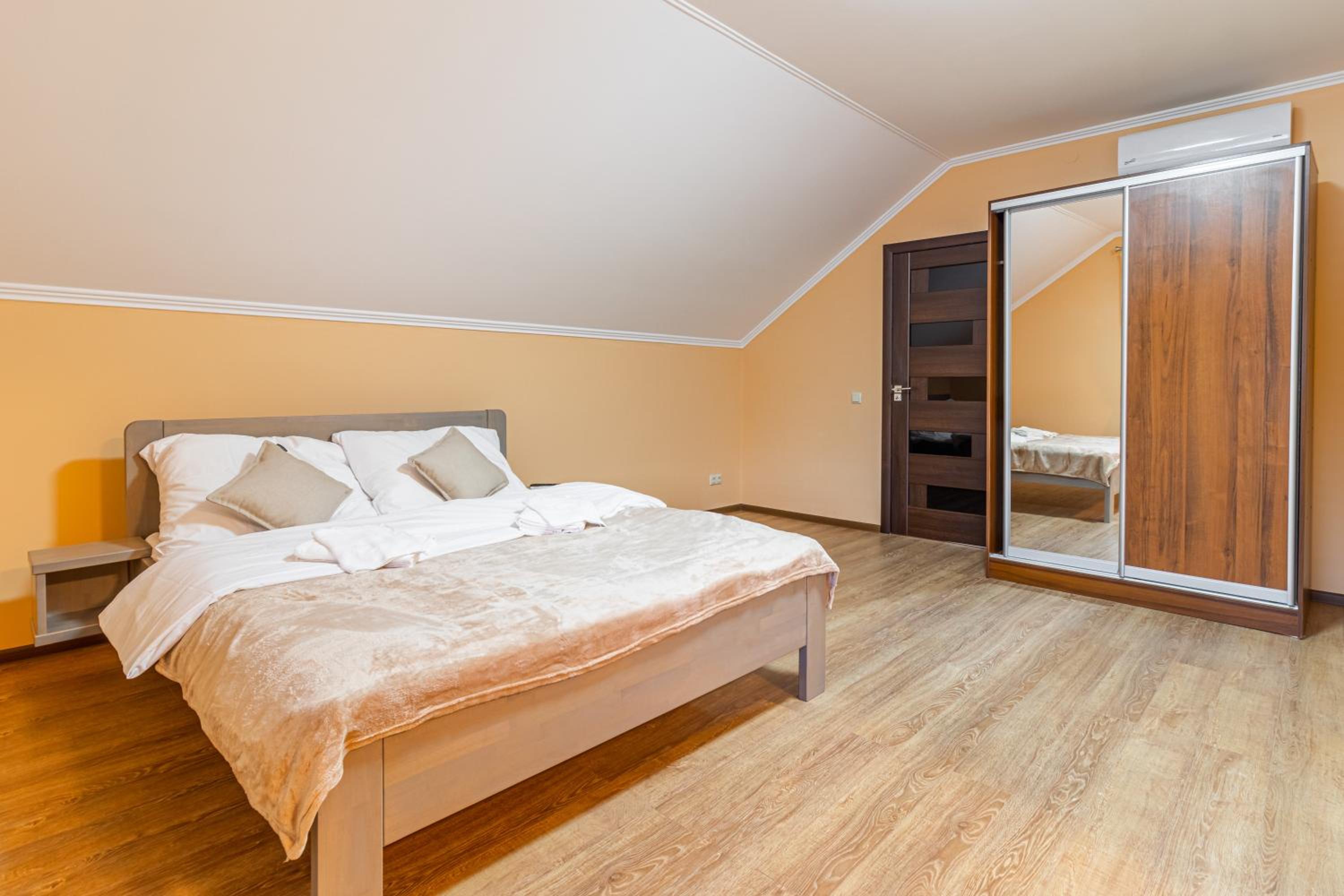 Five-Bedroom House photo 3
