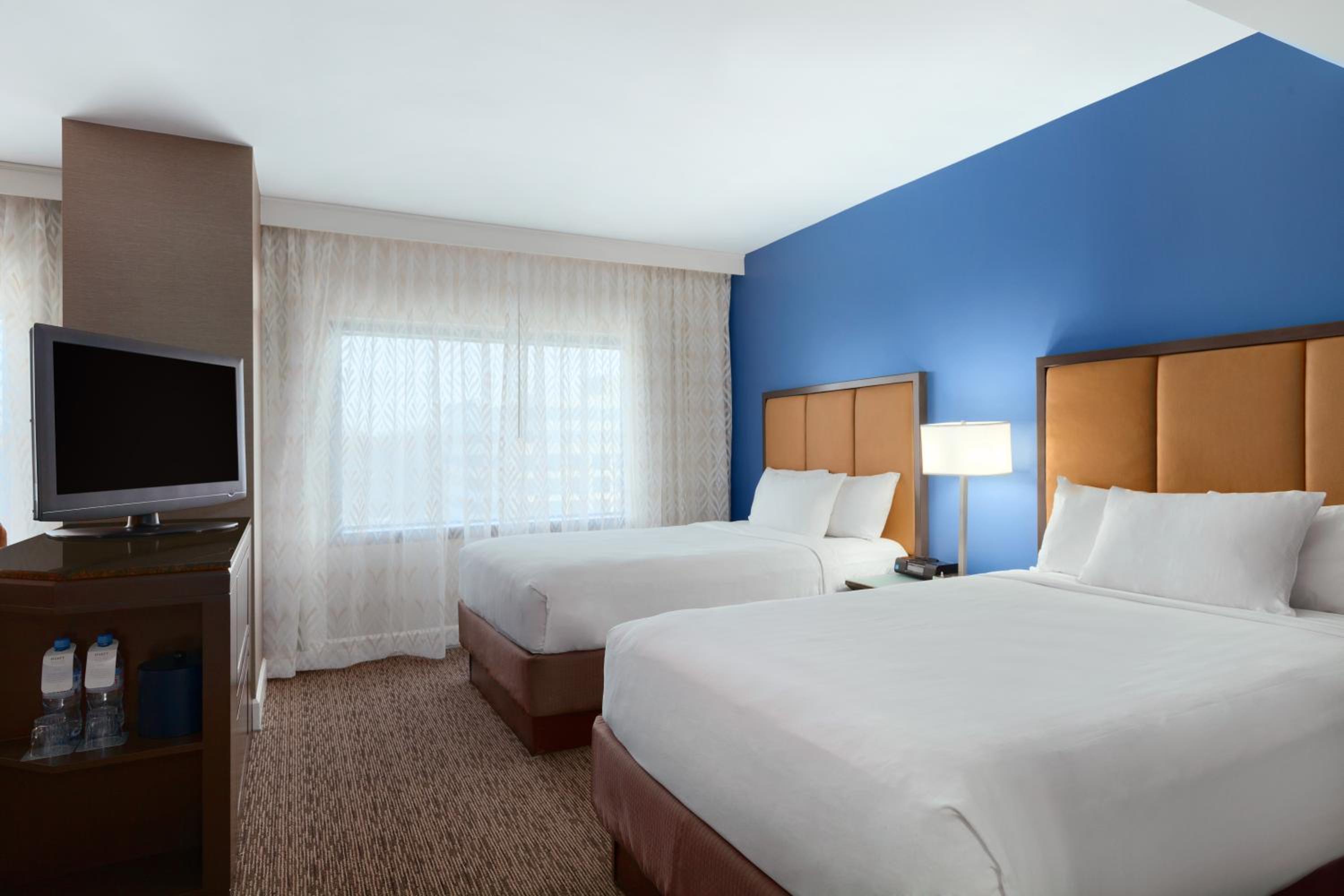 Queen Room with Two Queen Beds - Photo 3
