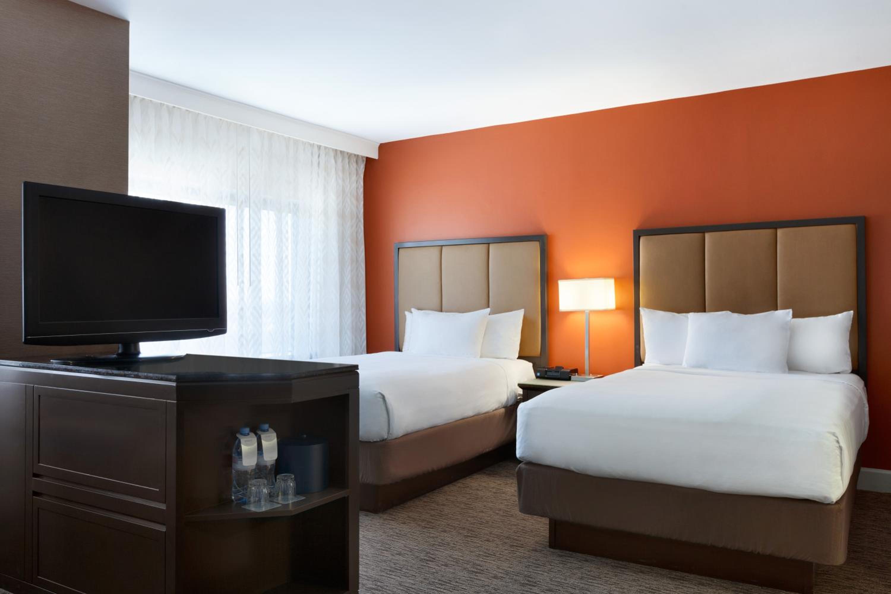 Queen Room with Two Queen Beds - Photo 4