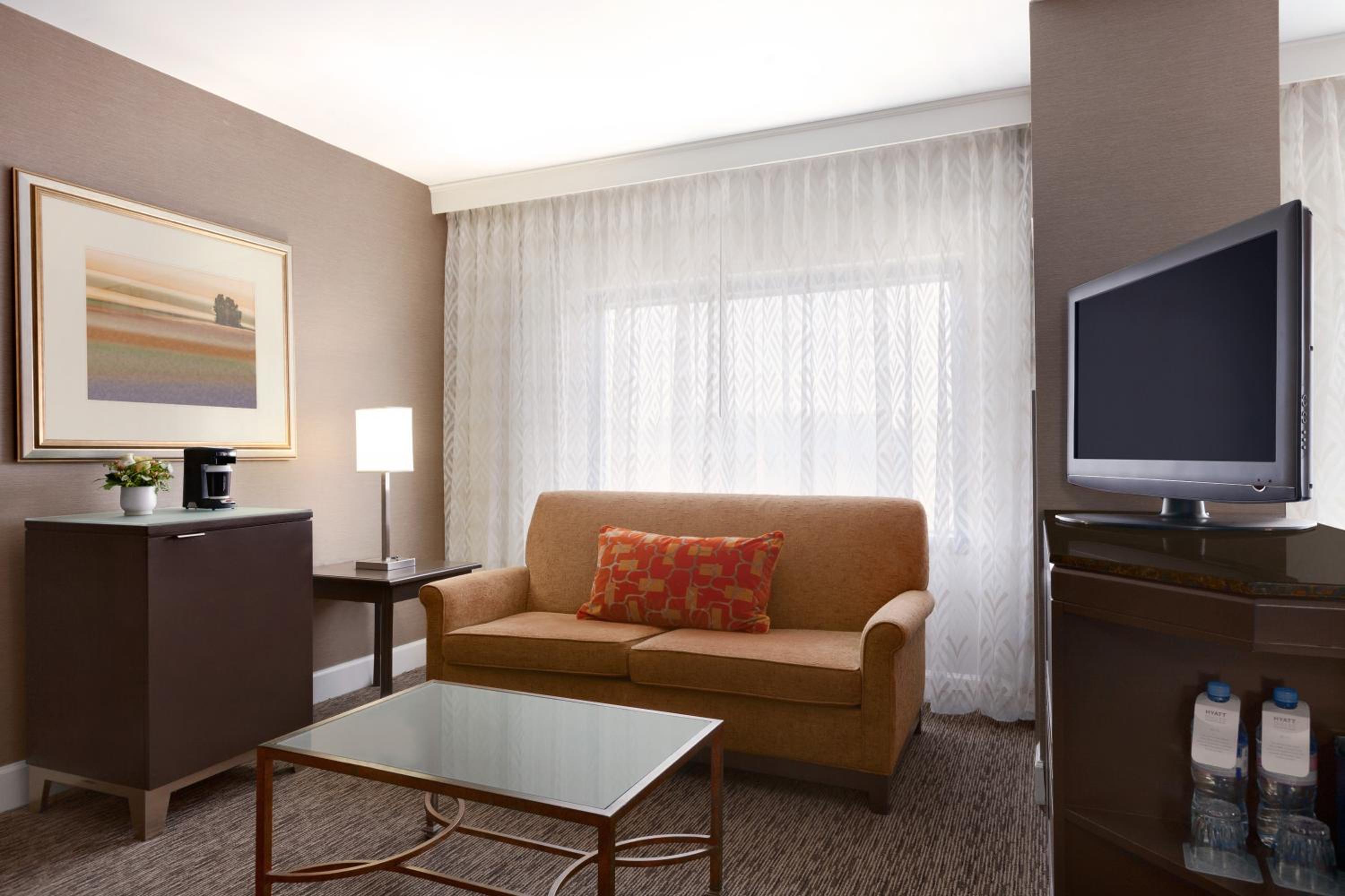 Queen Room with Two Queen Beds - Photo 2