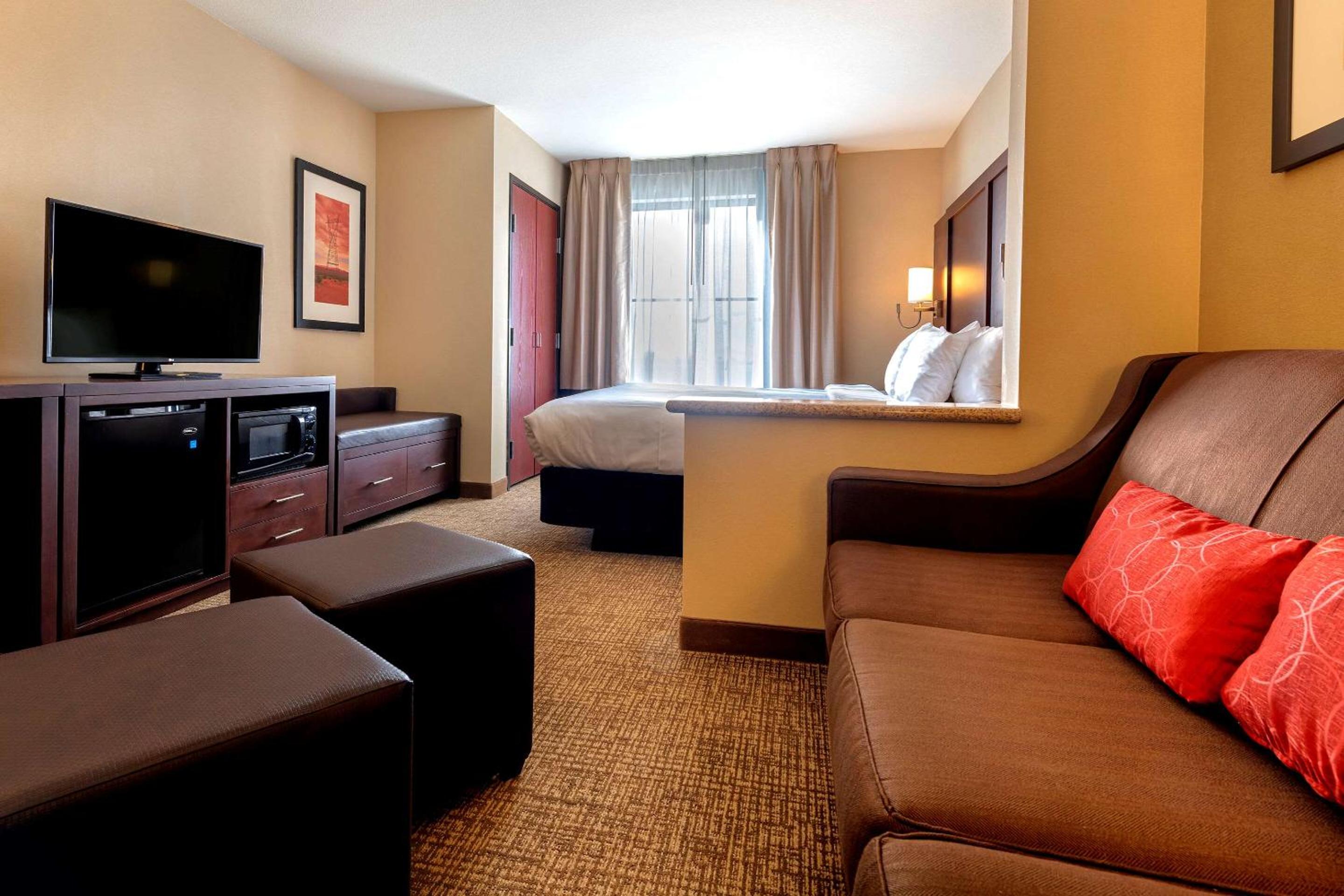 King Suite with Sofa Bed - Non-Smoking - Photo 1