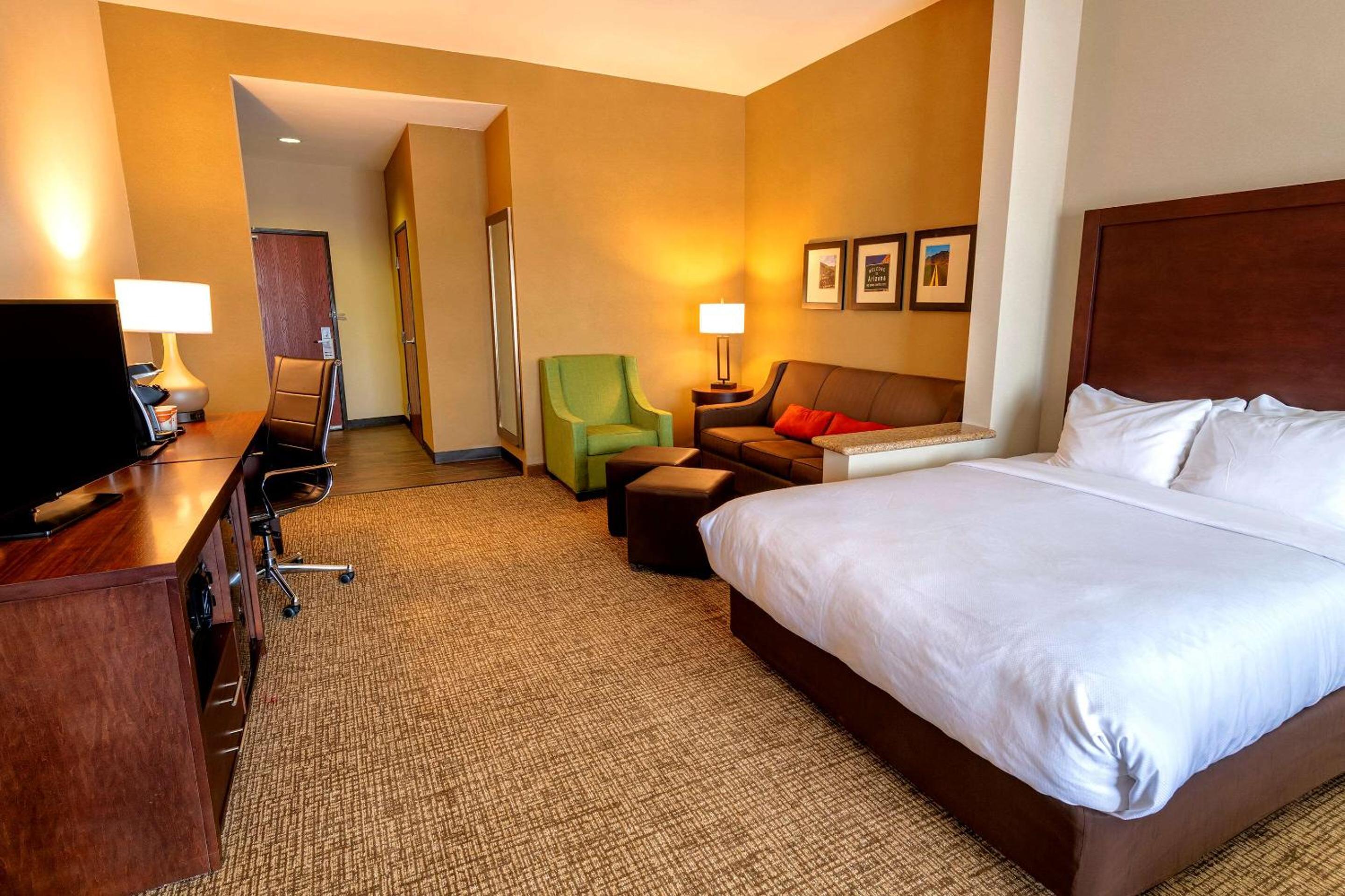 King Suite with Sofa Bed - Non-Smoking - Photo 4