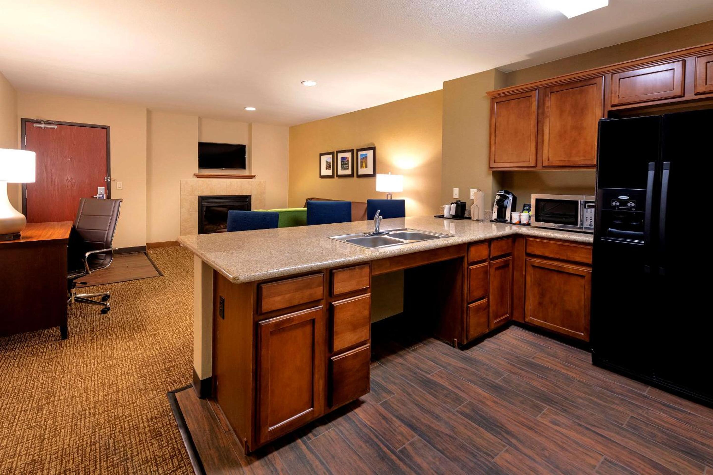 King Suite with Roll-In Shower - Accessible/Non-Smoking - Photo 4