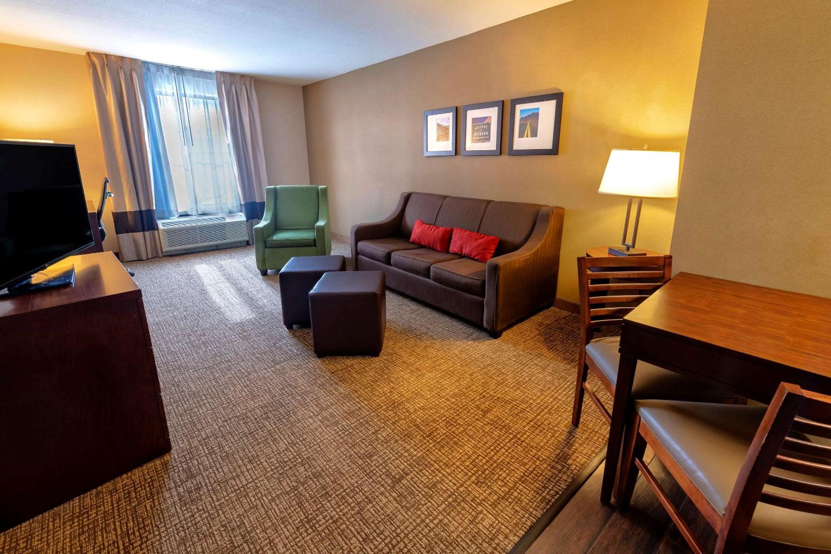 King Suite with Living Room - Accessible/Non-Smoking - Photo 2